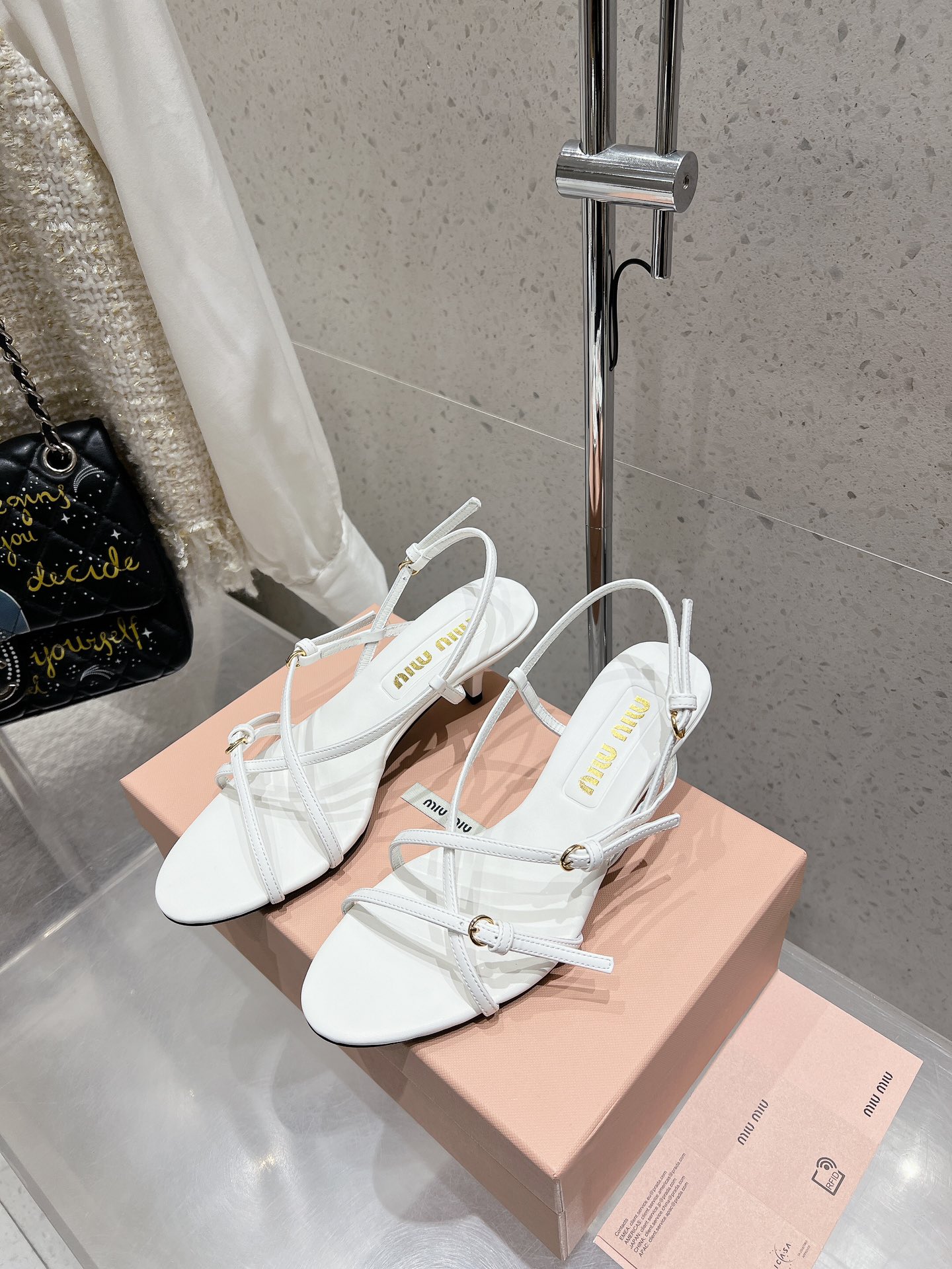 NO:239102,Miu Miu Vacation Series Miu Miu 25ss pointed-toe kitten heel sandals. Miu Miu new cat heel sandals really make people feel melted. The simple strap design adds a sense of fashion. The overall shoe shape is so delicate!  Upper: Imported beef patent leather Inner: Imported leather Outsole genuine leather sole Heel height about 4cm Size 35~39 (40 customized), sandals, miumiu, sandals19860909缪缪 度假系列 Miu Miu 25ss尖头小猫跟凉鞋 谬谬新出猫跟凉鞋真的让人一整个心都融化 简约的带子设计增加了时尚感 鞋型整体都狠秀气！ 鞋面:进口牛漆皮 内里:进口真皮 大底真皮鞋底 跟高约4cm 码数35~39（40订做),凉鞋,miumiu,sandals,Women's Shoes