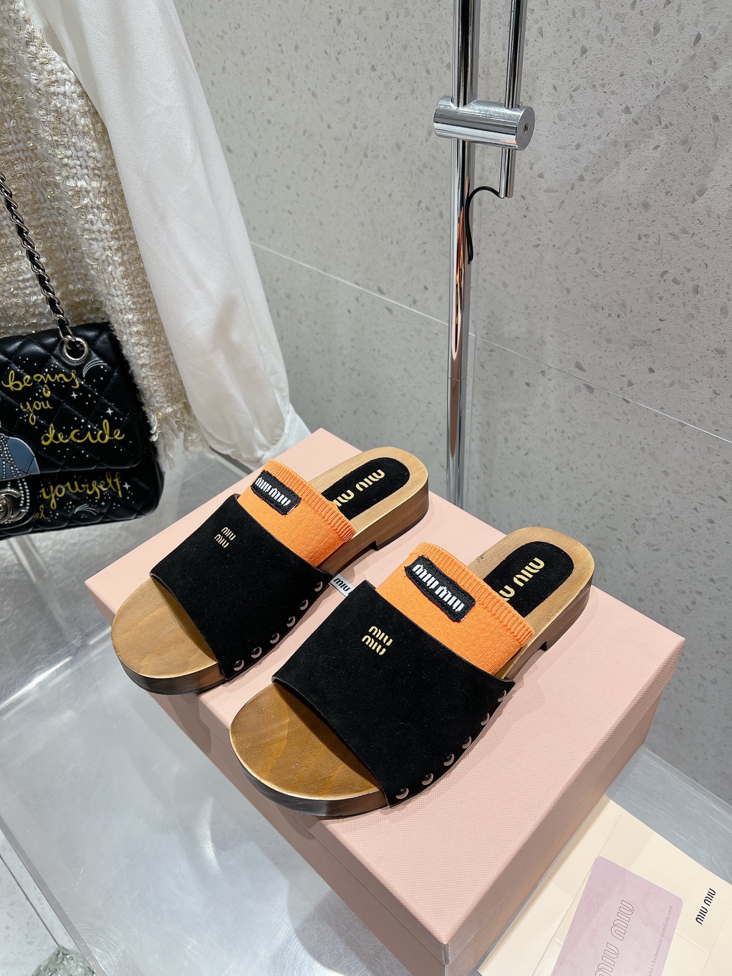 NO:163979,High quality (including a pair of half socks) Miumiu*2025ss Miumi Spring and Summer New Flat Calfskin Sandals and Slippers zp Development Original disassembly, details and versions instantly kill the ordinary version on the market, Miumiu is really too girly!  The leather is super soft and glutinous, and the comfort is super high!  Shoe face version imported cow patent leather high mercerized beef reverse velvet inner lining sheepskin inner sole original open molded sole size 35-39 (40, 41 custom made without return or exchange), slippers, miumiu, sandals, slippers, cowhide, sheepskin19860909高品质（包含一双半袜） miumiu*2025ss缪缪春夏新款平底小牛皮凉鞋拖鞋 zp开发 原版拆卸,细节对版秒杀市面普通版本,miumiu真的太少女啦！皮质超级软糯 舒适度超高！ 鞋面对版进口牛漆皮高丝光牛反绒 内里羊皮内里 鞋底原版开模大底 码数35-39（40、41订做不退换）,拖鞋,miumiu,sandals,slippers,cowhide,sheepskin,Women's Shoes