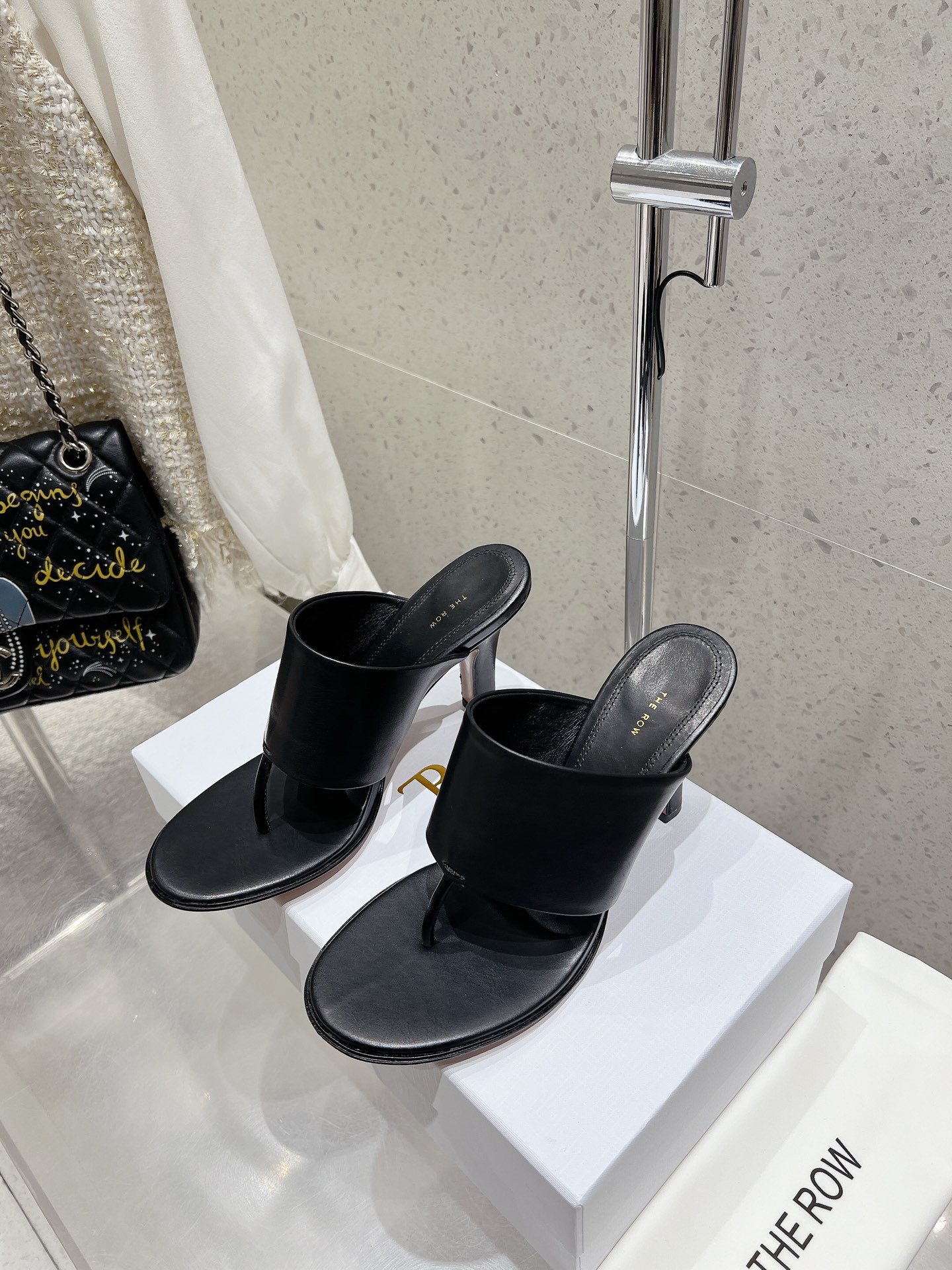 NO:163955,Therow flat slippers, foot-clip flops, high-heeled slippers, you will be amazed immediately with one of your slippers. TR slippers, even if you close your eyes, you won’t regret everything is so just right!  Custom imported calf leather, imported sheepskin, sole genuine leather outsole, heel high flat/high heel size 35-39 (40 41 can be customized without return or exchange), slippers, slippers, cowhide, sheepskin, Leather soles19860909Therow平底拖鞋 夹脚人字拖 高跟拖鞋 上脚马上会惊艳到你的一款拖鞋TR拖鞋闭眼入都不会后悔一切那么恰到好处！ 鞋面定制进口小牛皮 内里进口绵羊皮 鞋底真皮大底 跟高平底/高跟 码数35-39（40 41可定做不退换）,拖鞋,slippers,cowhide,sheepskin,Leather soles,Women's Shoes