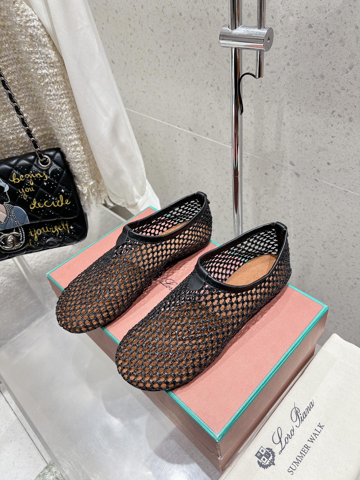 NO:264420,Top version loro piano LP knitted mesh flat ballet shoes. New products are sold with fur shoes | Upper is made of wool mesh pattern making process | One-to-one recovery counter package technology, comfortable, generous, lightweight, versatile flat ballet shoes, hollow crochet shoes are of grade and personality when worn!  It is an indispensable pair of beautiful shoes for M M｜High difficulty production process Original Italian leather outsole Size 35-41 (40 41. Custom made), ballet shoes, loro piano, loro piano, Leather soles19860909顶级版本 loro piana LP针织网面平底芭蕾舞鞋  新品发售毛鞋｜鞋面采用 编制网纹制作工艺｜一比一复原专柜套包工艺,舒适,大方,轻便,百搭的一款平底芭蕾舞鞋,镂空钩针鞋穿上有档次而有个性！是M M少不可缺的一双美鞋｜高难度制作流程原版意大利真皮大底 码数35—41（40 41.定做）,芭蕾舞鞋,loro piana,loro piana,Leather soles,Women's Shoes