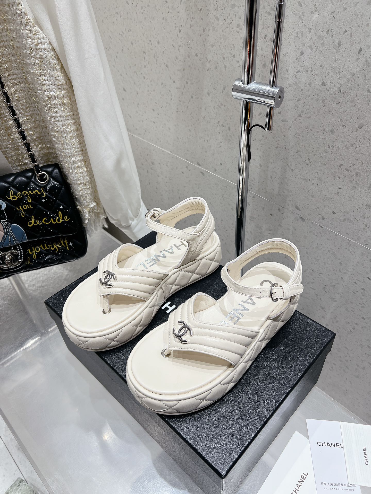 NO:163948,Slippers 270 Sandals CHANEL Chanel Spring and Summer Classic Logo Embroidery Toe Thick-soled Sandals Slippers Latest Styles!  Original development, double-layer combined large bottom, original material!  Welcome to compare!  A versatile artifact for travel and vacation, which makes your feet look white. The upper is made of imported cowhide hardware logo, which is delicate and exquisite!  Cowhide inside!  Number of codes 35-40 (40 41, custom made without return or exchange) Special counter synchronous gift box packaging!  ,slippers sandals,chanel,chanel,sandals,slippers,cowhide19860909拖鞋270 凉鞋 CHANEL香奈儿 春夏季经典logo刺绣夹趾厚底凉鞋拖鞋专柜最新款 ！原版开发,双层组合大底,原版材料！欢迎对比！旅游度假首选的一款百搭神器,上脚显脚白. 鞋面选用进口牛皮五金logo,做工细腻精致！内里牛皮！ 码数35-40（40 41、定做不退不换） 专柜同步礼盒包装！,拖鞋凉鞋,chanel,chanel,sandals,slippers,cowhide,Women's Shoes