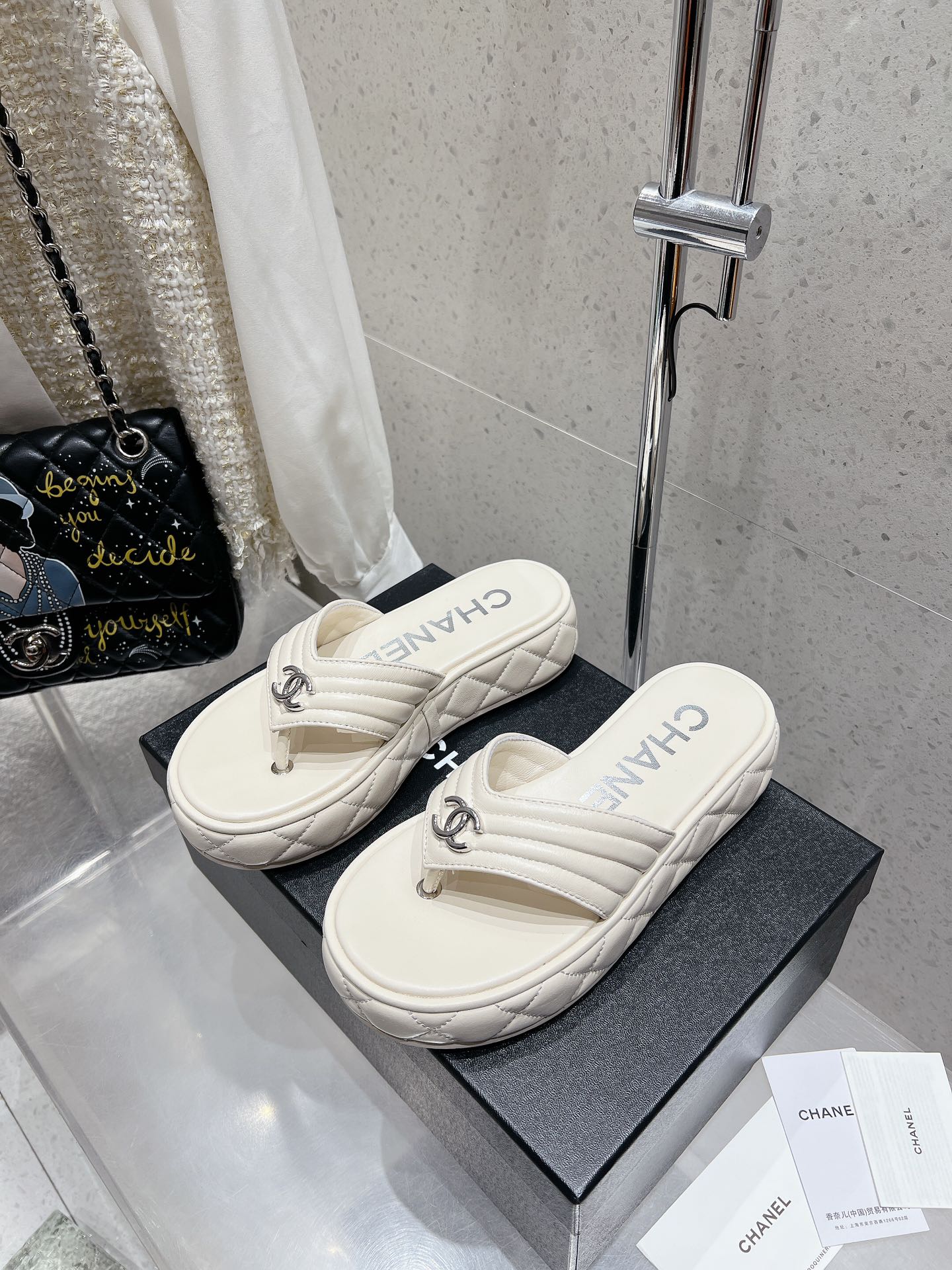 NO:163951,Slippers Sandals 280 CHANEL Chanel Spring and Summer Classic Logo Embroidery Toe Thick-soled Sandals Slippers Counter Latest Style!  Original development, double-layer combined large bottom, original material!  Welcome to compare!  A versatile artifact for travel and vacation, which makes your feet look white. The upper is made of imported cowhide hardware logo, which is delicate and exquisite!  Cowhide inside!  Number of codes 35-40 (40 41, custom made without return or exchange) Special counter synchronous gift box packaging!  ,slippers sandals,chanel,chanel,sandals,slippers,cowhide19860909拖鞋 凉鞋280 CHANEL香奈儿 春夏季经典logo刺绣夹趾厚底凉鞋拖鞋专柜最新款 ！原版开发,双层组合大底,原版材料！欢迎对比！旅游度假首选的一款百搭神器,上脚显脚白. 鞋面选用进口牛皮五金logo,做工细腻精致！内里牛皮！ 码数35-40（40 41、定做不退不换） 专柜同步礼盒包装！,拖鞋凉鞋,chanel,chanel,sandals,slippers,cowhide,Women's Shoes