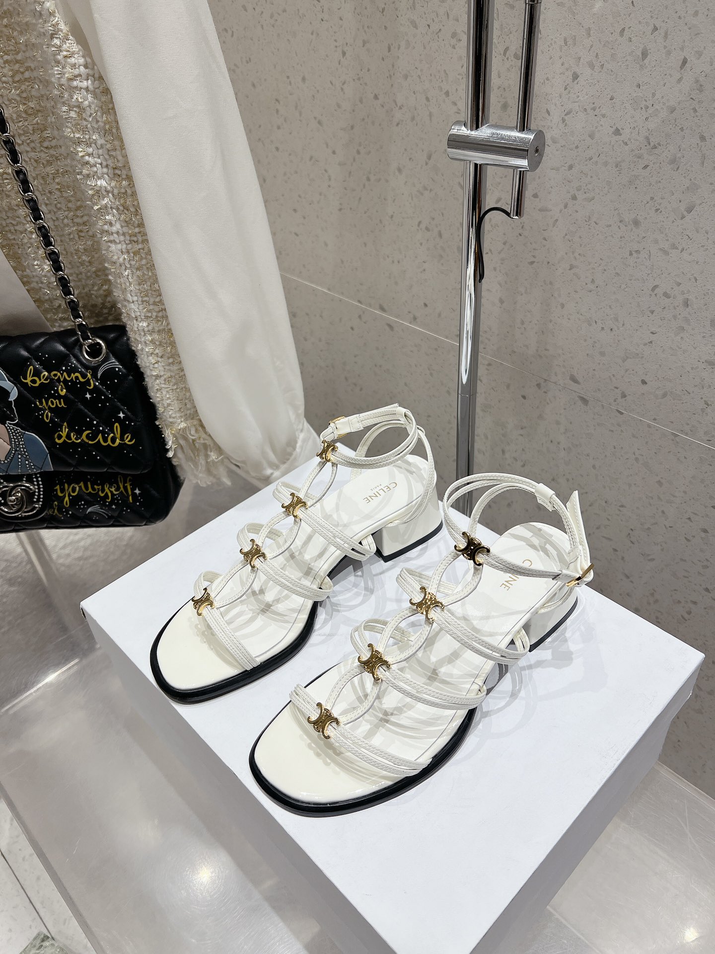 NO:163959,Top version of celine Celine's new spring and summer new Arc de Triomphe Roman sandals. A very high-end Arc de Triomphe hardware buckle design is very brand recognition, super beautiful and versatile, and a good girl! Imported patent leather on the upper, imported goatskin in the inner, imported leather outsole, size 35-39 (customized for 40), sandals, celine, celine, sandals, sheepskin, Leather soles19860909顶级版 celine 赛琳早春新款春夏新品凯旋门罗马凉鞋 非常高级的一款凯旋门五金扣设计极具品牌辨识度,超级好看百搭,好少女! 鞋面进口漆皮 内里进口山羊皮 大底进口真皮大底 码数35-39(40定做）,凉鞋,celine,celine,sandals,sheepskin,Leather soles,Women's Shoes