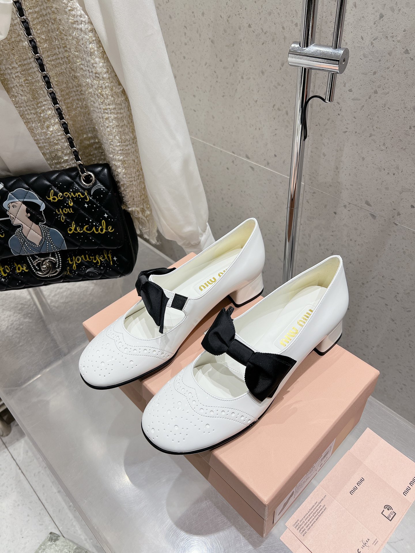 NO:239105,Miumiu Miu Miu New British style Mary Jane bow loafers Miu Miu show Retro style unique details from Miu Miu series Trendy elements of the new season - appropriate Fabric imported original imported side beads Inner original cowhide Original leather original leather sole Size35-40 (40 custom made without return or exchange), Mary Jane, Miumiu, loafers, mary jane, cowhide, Leather soles19860909miumiu缪缪 秋冬新款英伦风玛丽珍蝴蝶结乐福鞋 MiuMiu秀场 复古风独一无二的来自Miu Miu系列的细节特写 新季的潮流要素一—适当 面料进口原版进口开边珠 内里原版牛皮 原版真皮大底 Size35-40（40订做不退换）,玛丽珍,miumiu,loafers,mary jane,cowhide,Leather soles,Women's Shoes