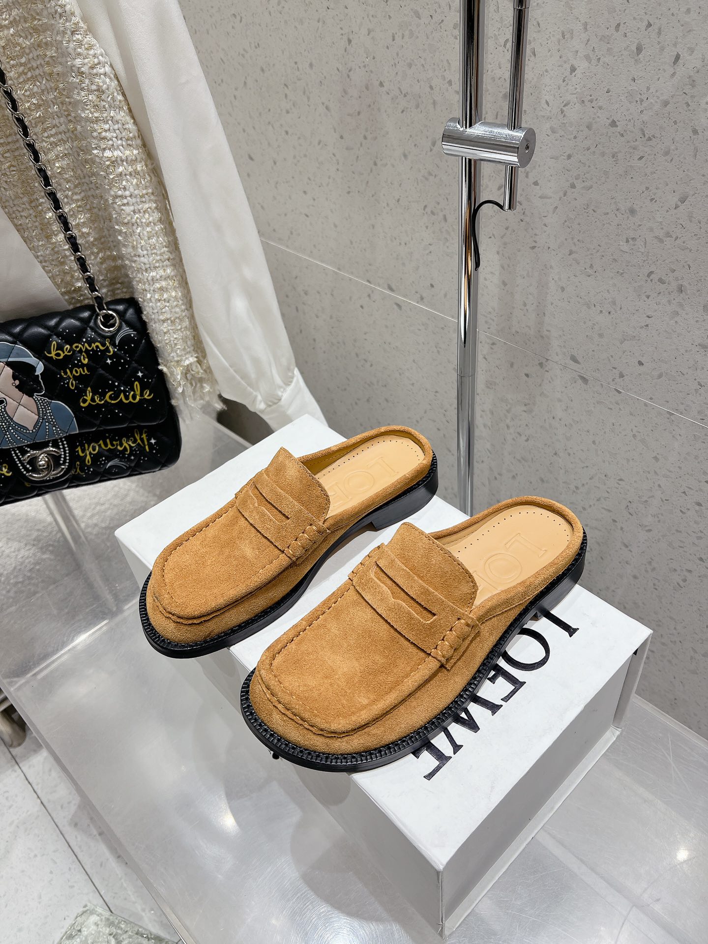 NO:163956,Top version Loewe 25/ Campo early spring semi-slippers From the show Continuing brand designer Jonathan Anderson's usual playful color New Campo Mary Jane Mules are paired with cute and interesting round toe and very retro carved details, full of design sense. Fabric imported Niujing Cowhide Inner Cowhide Outsole: Original rubber leather outsole Size35-40 (40 customization, no return or replacement), semi-drag, loewe, loewe, mary jane, slippers, cowhide, Leather soles19860909顶级版本 罗意威Loewe 25/ Campo早春半拖鞋 来自秀场延续品牌设计师Jonathan Anderson一贯的玩味主义色彩新款Campo玛丽珍穆勒鞋以可爱有趣的圆形鞋头搭配极具复古风的雕花细节,设计感十足 面料进口牛京 牛皮 内里牛皮 大底: 原版橡胶真皮大底 Size35-40（40定制不退不换）,半拖,loewe,loewe,mary jane,slippers,cowhide,Leather soles,Women's Shoes