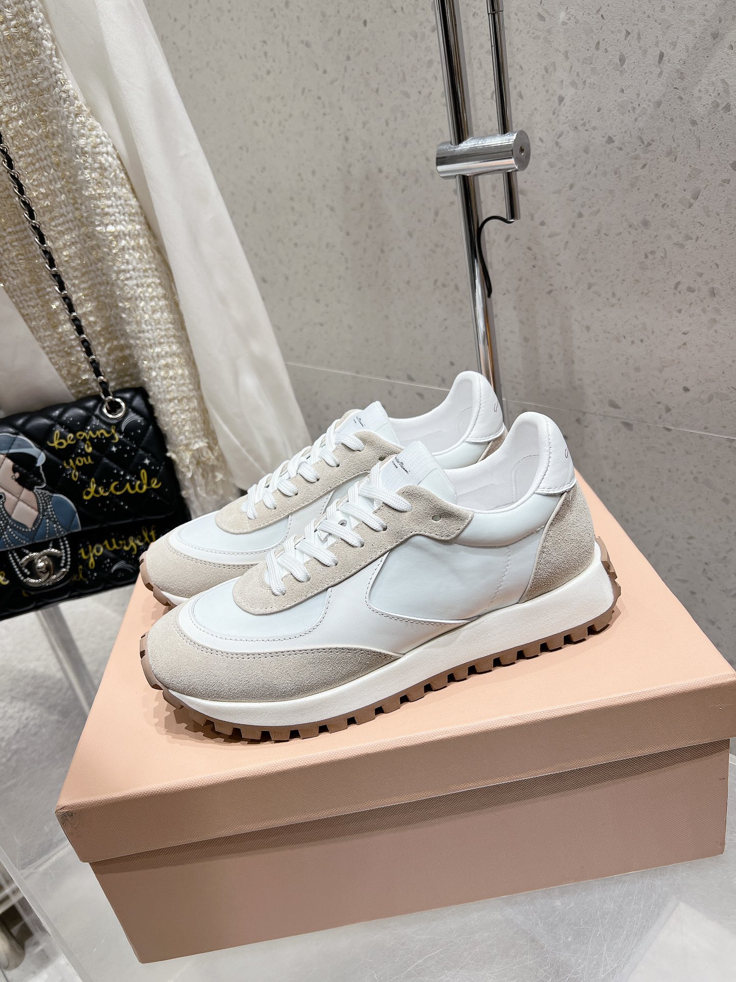 High-Quality Gianvito Rossi Shoes for Women and Men Ages 35-45: Comfortable and Stylish! - 图片 4