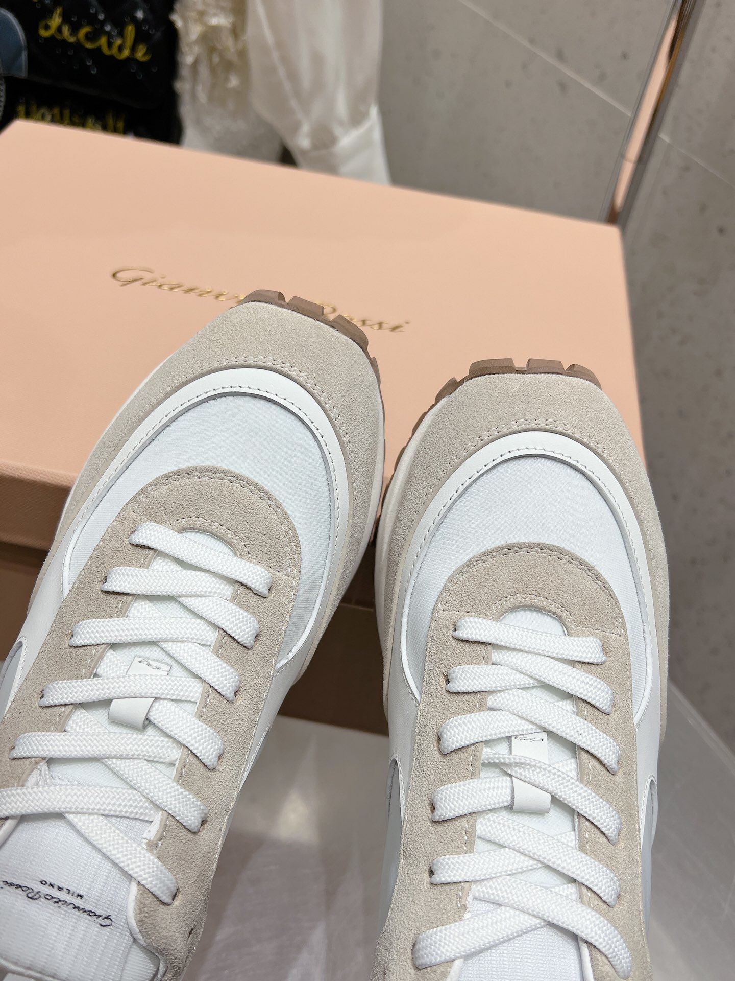 High-Quality Gianvito Rossi Shoes for Women and Men Ages 35-45: Comfortable and Stylish! - 图片 8