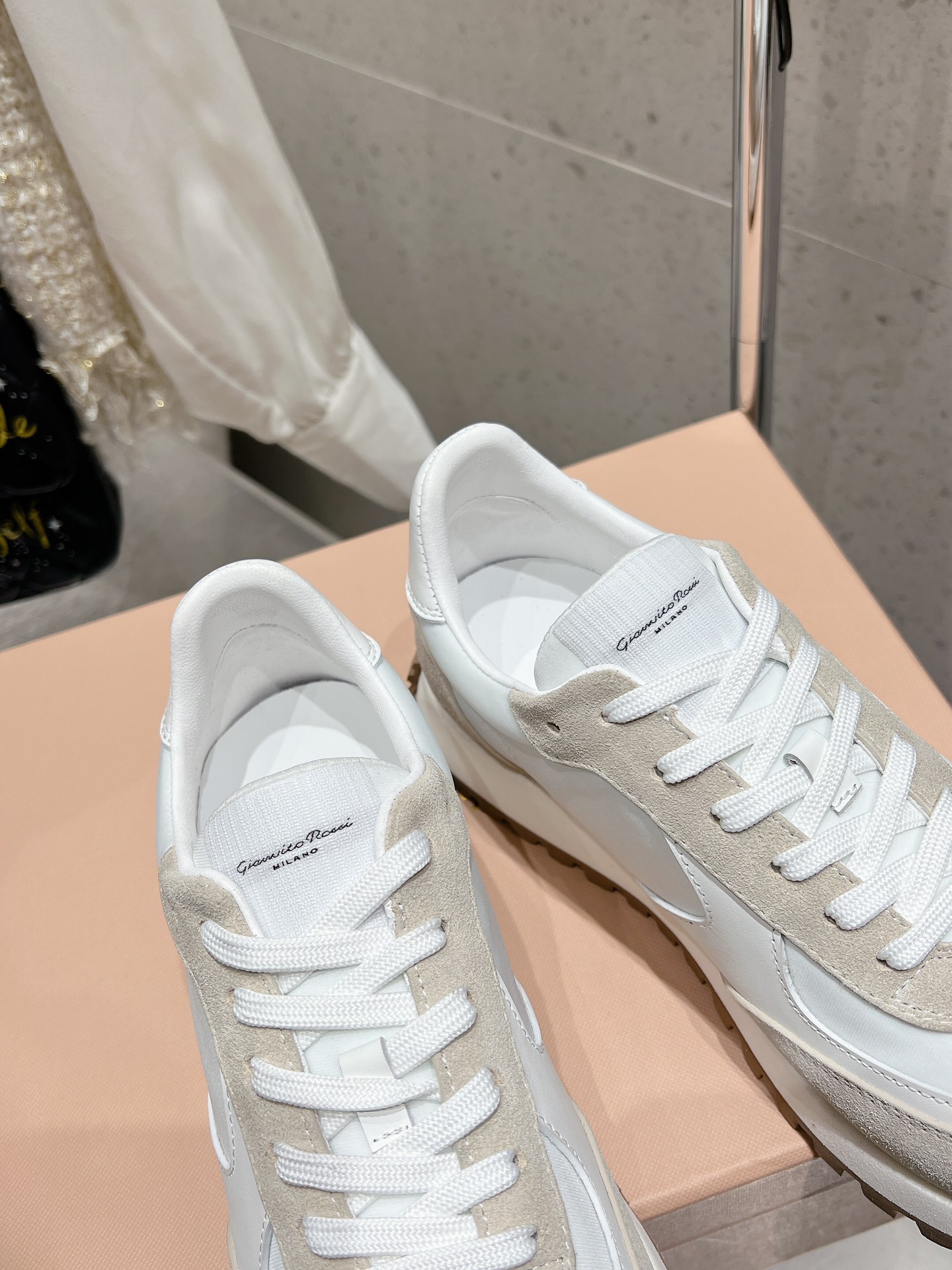 High-Quality Gianvito Rossi Shoes for Women and Men Ages 35-45: Comfortable and Stylish! - 图片 6