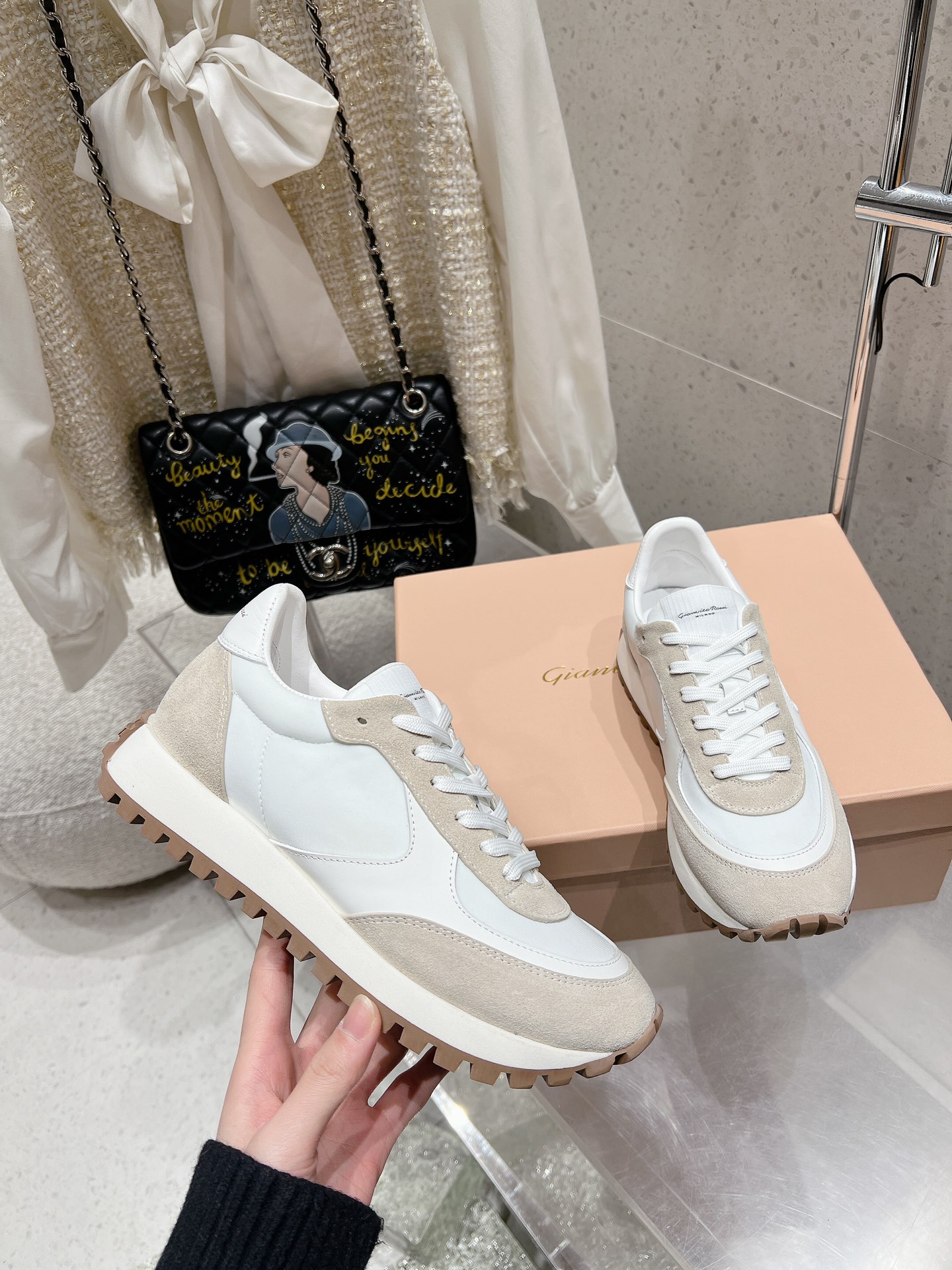 High-Quality Gianvito Rossi Shoes for Women and Men Ages 35-45: Comfortable and Stylish! - 图片 5