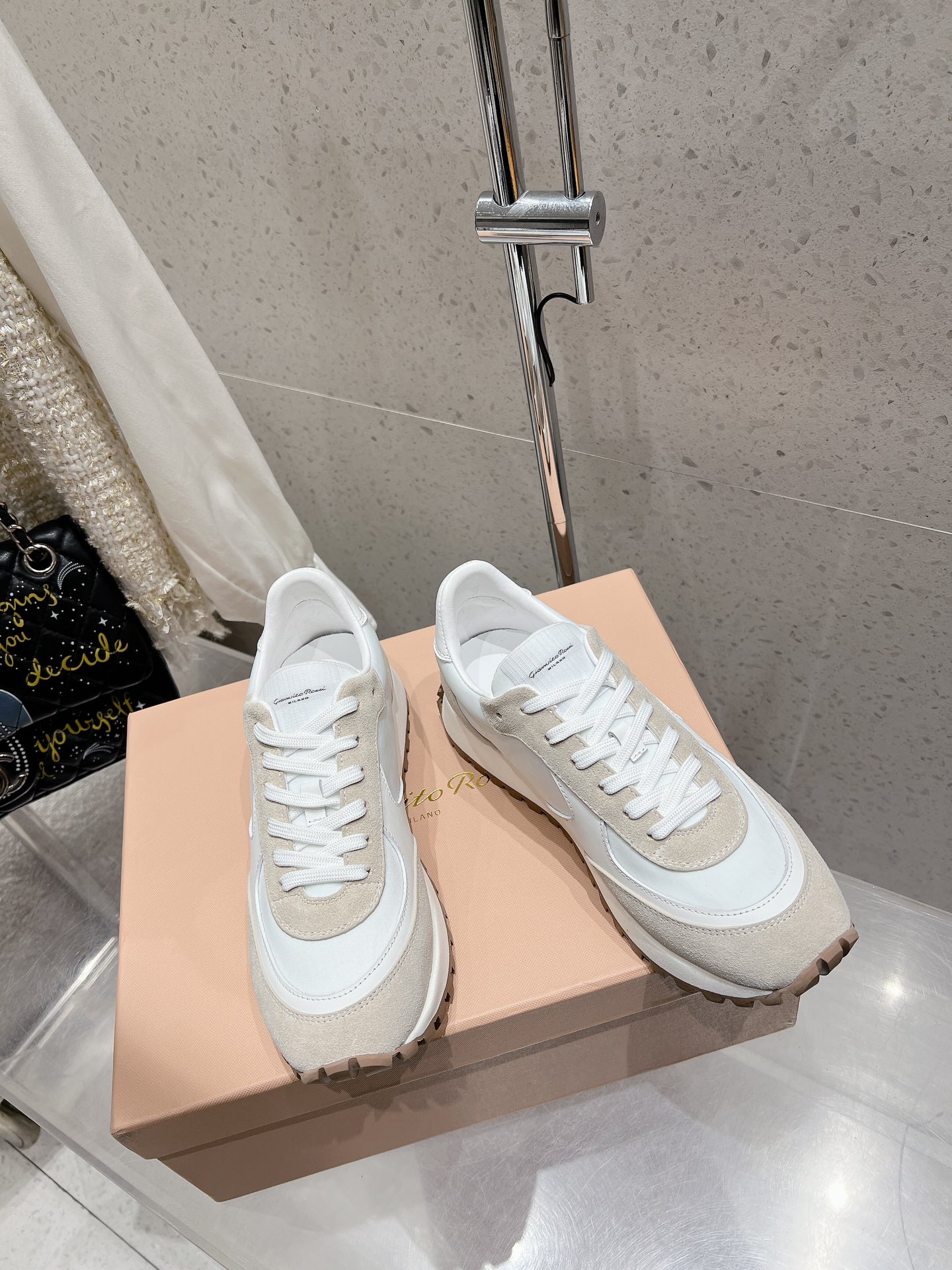 High-Quality Gianvito Rossi Shoes for Women and Men Ages 35-45: Comfortable and Stylish! - 图片 3