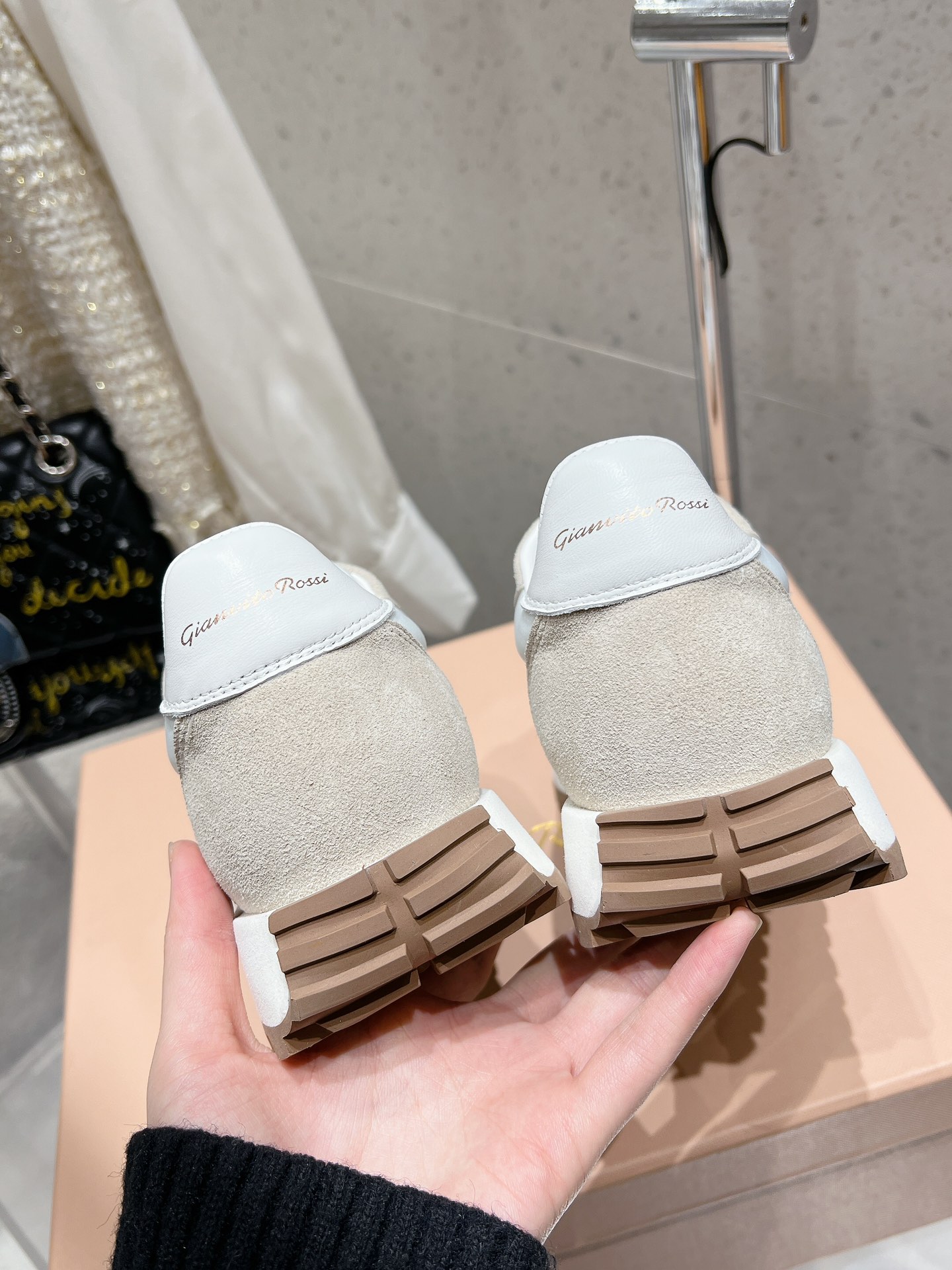 High-Quality Gianvito Rossi Shoes for Women and Men Ages 35-45: Comfortable and Stylish! - 图片 9