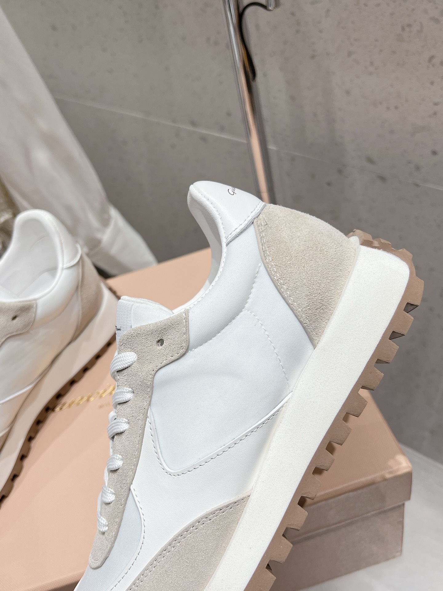 High-Quality Gianvito Rossi Shoes for Women and Men Ages 35-45: Comfortable and Stylish! - 图片 7