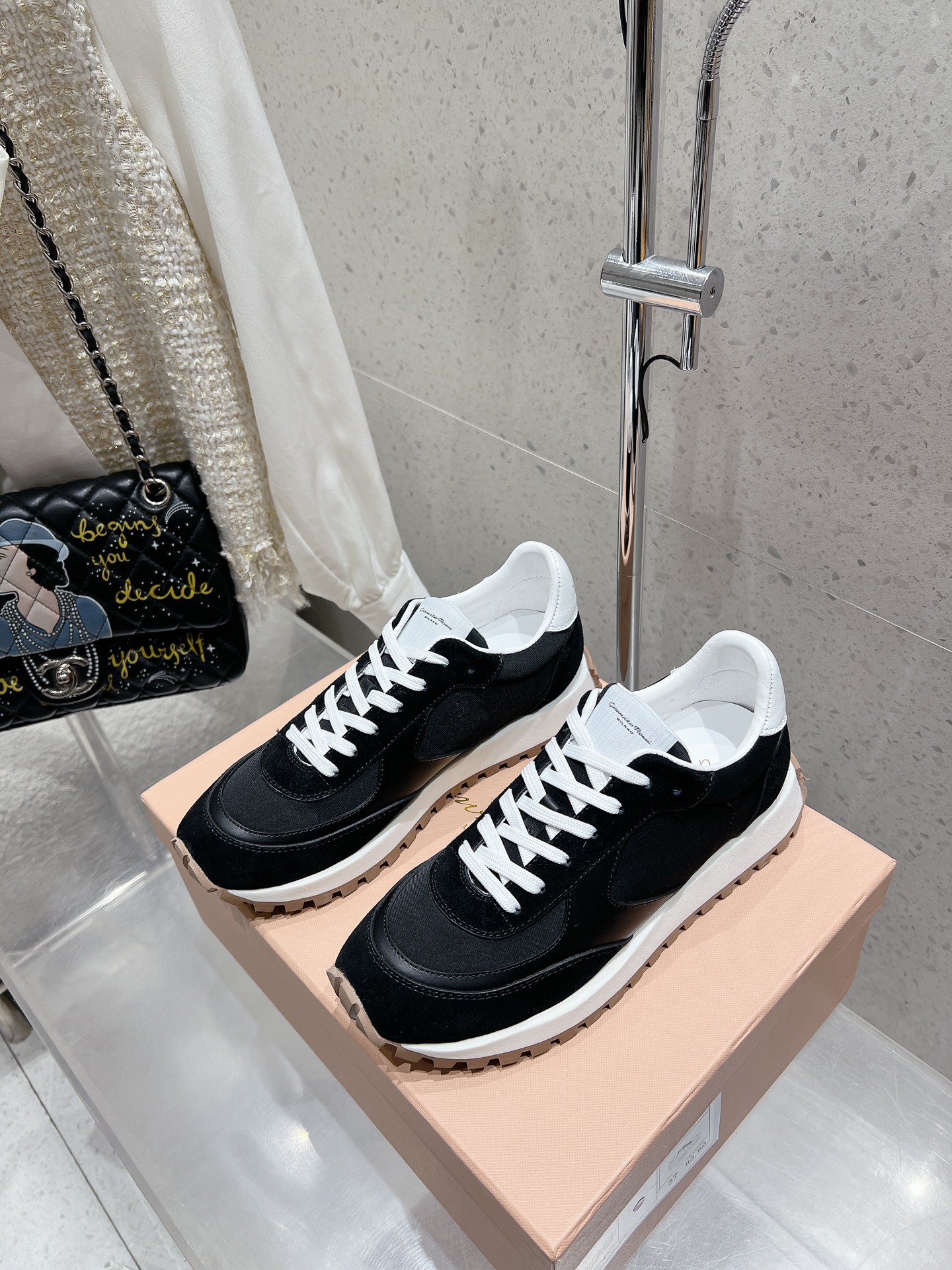 NO:163977,Gianvito Rossi casual shoes sneakers couples simple upper cowhide leather tendon surface, light, comfortable and breathable!  Full of sporty original mold opening sole top quality couple style: women 35-40 men 40-45, casual shoes/sports shoes, sneakers, cowhide19860909吉安维托·罗西Gianvito Rossi 休闲鞋运动鞋情侣款 简约鞋面牛皮牛筋面,轻盈舒适透气！运动感十足 原版开模大底 顶级精品 情侣款:女35-40 男40-45,休闲鞋/运动鞋,sneakers,cowhide,Women's Shoes