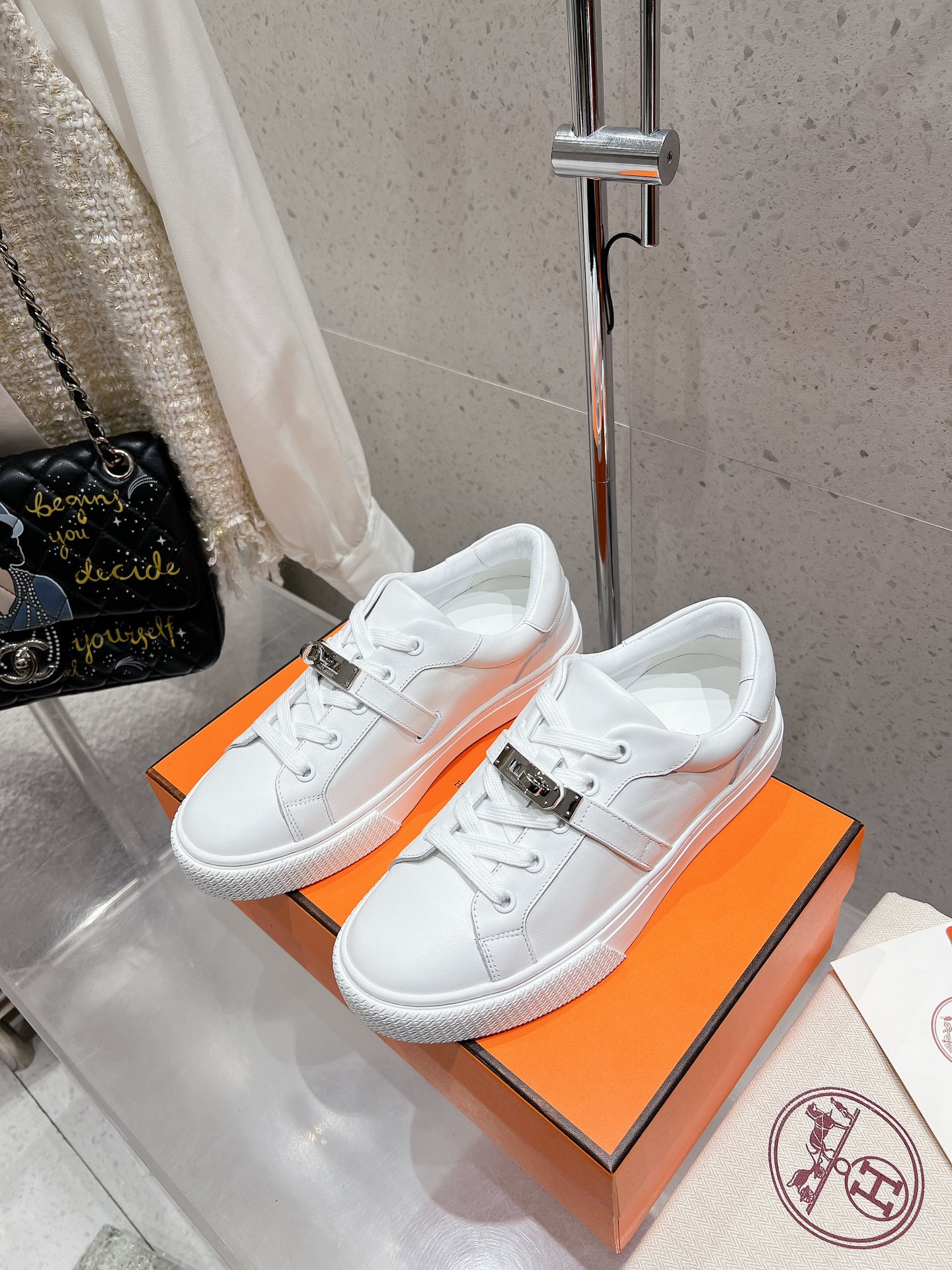 NO:129252,Top version, cloth, leather, men's 10 Hermes casual shoes, couples, H home, new sports shoes for four seasons, Dy Kelly metal buckle casual sneakers, white shoes, this pair of Kelly white shoes is really amazing!  H home heros new sports shoes, simple upper cowhide, leather and tendon surface, light, comfortable and breathable!  Full of sportiness!  Top quality size 35-45 couples model, full set of counter synchronous gift box packaging!  , casual shoes/sports shoes, hermes, hermes, sneakers, cowhide19860909顶级版本 布面 皮面 男10 Hermes 爱马仕休闲鞋情侣款 H家 四季新品运动鞋 Dy Kelly金属扣休闲运动鞋小白鞋 这双 Kelly 小白鞋真的颜值爆表！ H家 heros 运动鞋新品 简约鞋面牛皮牛筋面,轻盈舒适透气！运动感十足！顶级精品 size 35-45情侣款 全套专柜同步礼盒包装！,休闲鞋/运动鞋,hermes,hermes,sneakers,cowhide,Women's Shoes