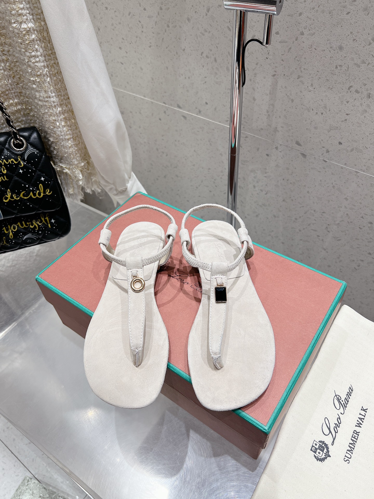 NO:163957,Loro Piana 25 Spring and Summer LP top version British gem pendant clip-in flat-soled slippers sandals. It turns out that this is the legendary foot sandals that won’t be tired even if they walk 20,000 steps. They will hold on to their appearance and feel. Once they walk on their feet, they will be completely lost~ The minimalist design is eye-catching, and the outfit is extra points. The soft foot feel is outstanding, and it won’t be polished. It’s nice to match it with soft and glutinous soles. It’s not tiring to wear it for a long time. Who can refuse a pair of versatile and beautiful loafers?  It’s simply too elegant, and you have both the feel and texture of your feet. The key is to make your legs look longer and not tired. The main one is just right!  The upper is made of imported delicate cashmere, the inner foot pad is full cashmere imported from Italy. The size is 35-40 (40 custom made without return and exchange) with original packaging, sandals, loro piana, loro piana, loafers, sandals, slippers19860909Loro Piana 25春夏LP顶级版本英伦宝石吊坠夹脚平底拖鞋凉鞋 原来这就是传说走两万步都不会累脚的夹脚凉鞋把颜值和脚感都拿捏住了,上脚一走就会被彻底沦陷～极简的设计吸睛耐看,穿搭加分项呀 软乎乎的脚感质感出众,不会磨脚就很nice搭配软软糯糯的鞋底,日常通行久穿不累哦 谁能拒绝得了一双百搭又好看的乐福鞋呢？简直不要太气质,脚感和质感都拿捏,关键是显腿长不累脚,主打的就是一个刚刚好！ 鞋面采用进口细腻羊绒 内里垫脚全羊绒 意大利进口真皮鞋底 码数:35-40（40定做不退换） 配原版包装,凉鞋,loro piana,loro piana,loafers,sandals,slippers,Women's Shoes