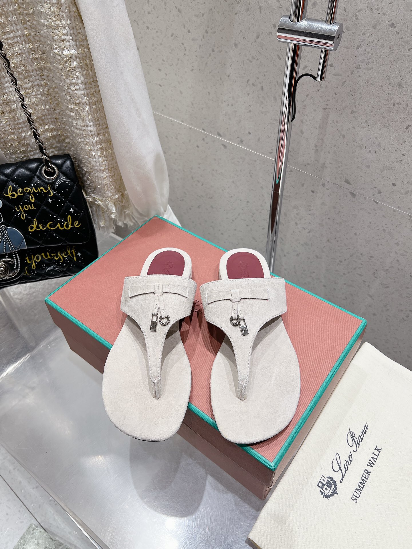 NO:163982,Loro Piana 25 Spring and Summer LP top version British gem pendant clip-in flat-soled slippers sandals. It turns out that this is the legendary foot sandals that won’t be tired even if they walk 20,000 steps. They will hold on to their appearance and feel. Once they walk on their feet, they will be completely lost~ The minimalist design is eye-catching, and the outfit is extra points. The soft foot feel is outstanding, and it won’t be polished. It’s nice to match it with soft and glutinous soles. It’s not tiring to wear it for a long time. Who can refuse a pair of versatile and beautiful loafers?  It’s simply too elegant, and you have both the feel and texture of your feet. The key is to make your legs look longer and not tired. The main one is just right!  The upper is made of imported delicate cashmere, the inner foot pad is full cashmere, imported Italian genuine leather sole Size: 35-40 (40 custom made without return and exchange) With original packaging, slippers, loro piana, loro piana, loafers, sandals, slippers19860909Loro Piana 25春夏LP顶级版本英伦宝石吊坠夹脚平底拖鞋凉鞋 原来这就是传说走两万步都不会累脚的夹脚凉鞋把颜值和脚感都拿捏住了,上脚一走就会被彻底沦陷～极简的设计吸睛耐看,穿搭加分项呀 软乎乎的脚感质感出众,不会磨脚就很nice搭配软软糯糯的鞋底,日常通行久穿不累哦 谁能拒绝得了一双百搭又好看的乐福鞋呢？简直不要太气质,脚感和质感都拿捏,关键是显腿长不累脚,主打的就是一个刚刚好！ 鞋面采用进口细腻羊绒 内里垫脚全羊绒 意大利进口真皮鞋底 码数:35-40（40定做不退换） 配原版包装,拖鞋,loro piana,loro piana,loafers,sandals,slippers,Women's Shoes