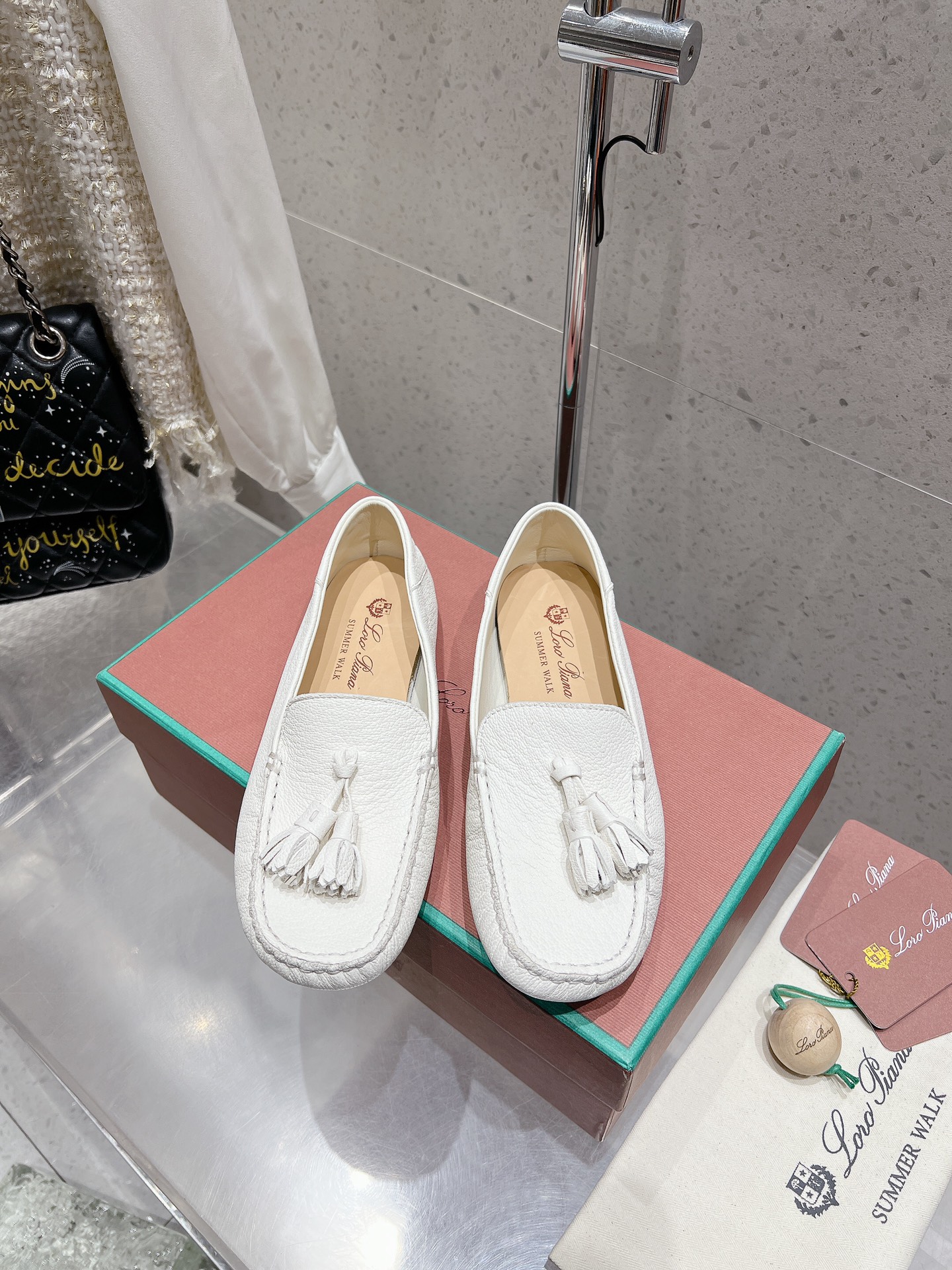 NO:163971,Suede, calfskin, Loro Piana* LP Nouo Pianya's new tassel beanie shoes, simple and fashionable, super comfortable footwear, shoes that can walk 20,000 steps a day, super versatile!  The upper uses a unique knitted fabric production process, comprehensive restoration of the counter process flow, and the full cowhide pulling technology at the middle bottom. The original version is purchased and developed. Top quality!  Original suede/calf leather, inner water dyed sheepskin, cowhide foot pad, large sole ZP open mold suction technology bean bean sole, lightweight and wear-resistant, size 35-39 (40 41 customized), loro shoes, loro piano, loro piano, loafers, cowhide, sheepskin, chamois leather19860909麂皮 小牛皮 Loro Piana* LP诺悠翩雅新款流苏豆豆鞋一脚蹬乐福鞋 简约时尚 脚感超级舒适 一天可以暴走两万步的鞋子 超级百搭款！ 鞋面采用独特针织面料制作工艺,全方位复原专柜工艺流程,中底部位全牛皮拉帮工艺 原版购入开发 顶级品质！ 鞋面原版麂皮/小牛皮 内里水染羊皮 牛皮垫脚 大底ZP开模吸模工艺豆豆底 轻便耐磨 码数35-39（40 41定做）,乐福鞋,loro piana,loro piana,loafers,cowhide,sheepskin,chamois leather,Women's Shoes