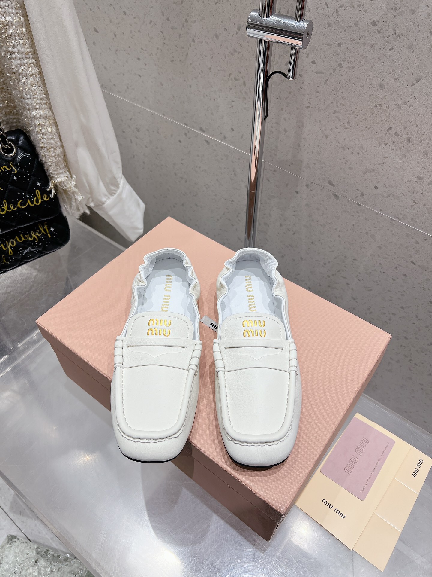 NO:172268,Miumiu Miu Miu New autumn and winter Mary Jane ballet shoes MiuMiu show Retro style unique details from Miu Miu series Trendy elements of the new season - appropriate Fabric imported original imported sheepskin inner sheepskin Outsole original rubber sole Size35-40 (40 custom made without return or exchange), ballet shoes, miumiu, mary jane, sheepskin19860909miumiu缪缪 秋冬新款玛丽珍芭蕾舞鞋 MiuMiu秀场 复古风独一无二的来自Miu Miu系列的细节特写 新季的潮流要素一—适当 面料进口原版进口羊皮 内里羊皮 大底原版橡胶鞋底 Size35-40（40订做不退换）,芭蕾舞鞋,miumiu,mary jane,sheepskin,Women's Shoes