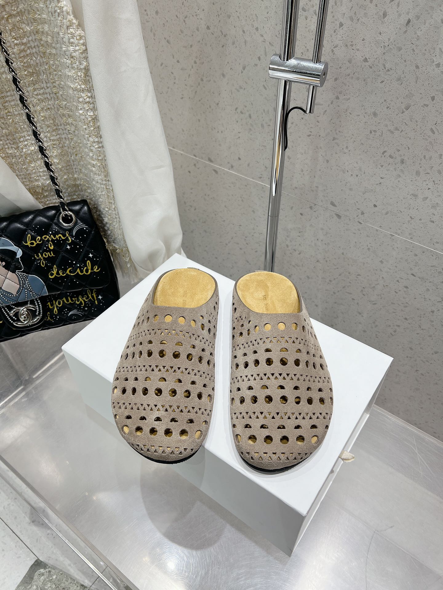 NO:172259,Top version Therow New Baotou Hollow Slippers Semi-Travel Birkent Trail Imported beef tiles fabric Inner footbed beef tiles Original open mold rubber outsole Size 35-40 (customized for 40), semi-Travel, slippers19860909顶级版本 Therow 新款包头镂空拖鞋 半拖 勃肯拖 进口牛猄面料 内里垫脚牛猄 原版开模橡胶大底 码数35-40（40定做）,半拖,slippers,Women's Shoes