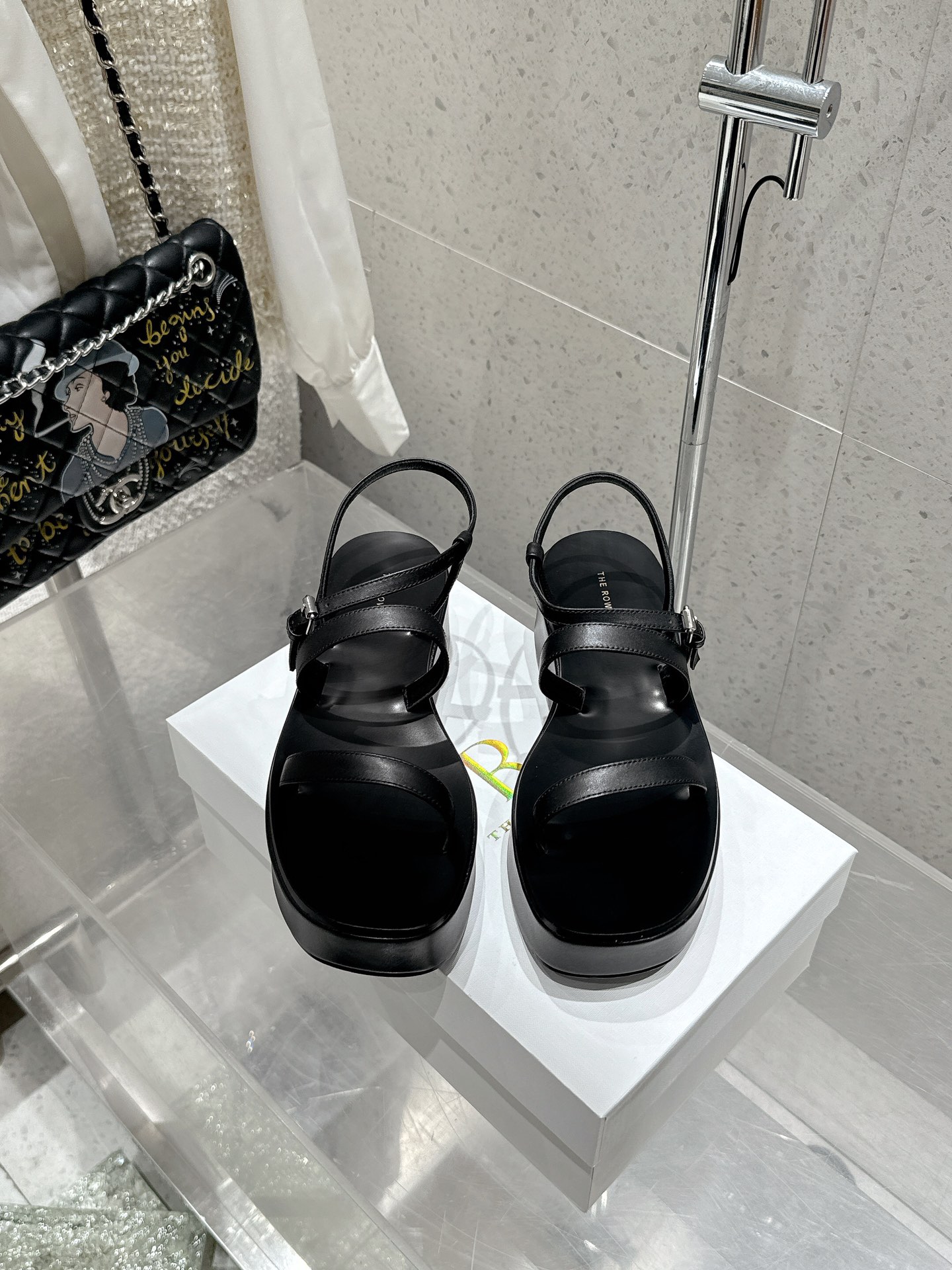 NO:163965,Top version THEROW latest thick-soled sandals. A young brand from the United States, needless to say, it is one of the most popular brands in the past two years. The spring and summer season is coming. I feel like sandals are about to explode!  Whether it is paired with jeans, linen leg pants or skirts, it can be very eye-catching!  Must buy a pair of sheepskin upper original leather outsole size 35-40 (40 no return or replacement), sandals, sandals, skirts, jeans, sheepskin, Leather soles19860909顶级版本 THEROW最新款厚底凉鞋 来自美国的年轻品牌,这不用多说,是近两年最火之一的品牌,春夏的季节就要到了 凉鞋我感觉即将要爆火！无论是配牛仔裤,亚麻腿裤还是裙子都可以很亮眼！必须入手一双.鞋面羊皮 原版真皮大底 码数 35-40（40不退不换）,凉鞋,sandals,skirts,jeans,sheepskin,Leather soles,Women's Shoes