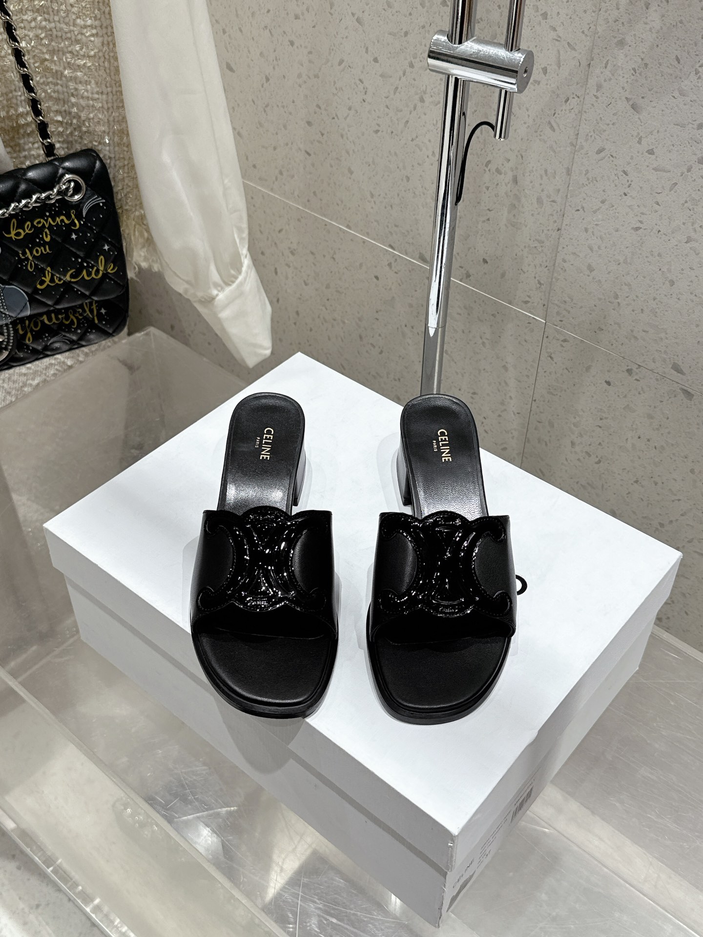 NO:172256,Top version of celine Celine Early Spring New Spring and Summer New Arc de Triomphe Roman thick heel slippers Very high-end Arc de Triomphe design is very brand recognition, super beautiful and versatile, and a good girl! Imported patent leather with upper imported goatskin with inner imported sole imported genuine leather outsole Size 35-39 (40 41 customized), slippers, celine, celine, slippers, sheepskin, Leather soles19860909顶级版 celine 赛琳早春新款春夏新品凯旋门罗马粗跟拖鞋 非常高级的一款凯旋门设计极具品牌辨识度,超级好看百搭,好少女! 鞋面进口漆皮 内里进口山羊皮 大底进口真皮大底 码数35-39(40 41定做）,拖鞋,celine,celine,slippers,sheepskin,Leather soles,Women's Shoes