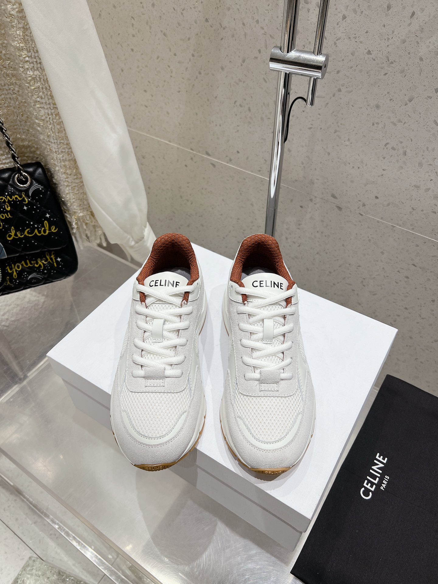 NO:172289,Silin Selin's new casual sneakers are launched with new color schemes. The overall design is simple and classic color scheme. The CELINE HOMME CELINE new TRAINER series that can be closed. The iconic CELINE LOGO embossed straps are matched with vibrant colors. Xu Weizhou and Liang Jingkang are free to interpret, freeze-forming vibrant rhythm. Size women's size 35-40, casual shoes/sports shoes, celine, celine, sneakers19860909思琳赛琳新款休闲运动鞋 火爆推出新的配色版型 整体设计简约和经典配色 可以闭眼入的那种CELINE HOMME CELINE全新TRAINER系列 诠释街头步调 标志性CELINE LOGO压纹绑带搭配活力色彩 许魏洲、梁靖康自在演绎,定格活力韵律 Size女码35-40,休闲鞋/运动鞋,celine,celine,sneakers,Women's Shoes