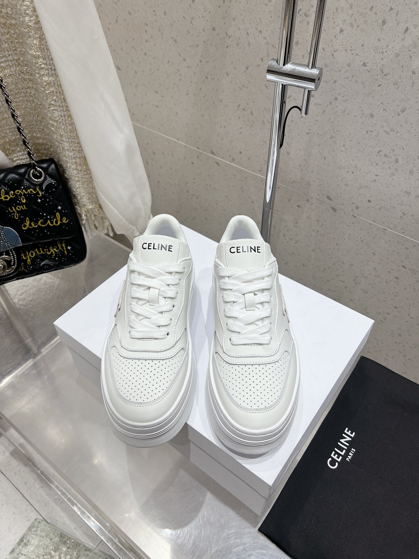 NO:172295,Thick-soled Silin's new white shoes. Following Celine panda shoes, new color schemes are launched. The overall design is simple and classic color scheme. The CELINE HOMME CELINE new TRAINER series that can be closed. In addition to the classic black and white colors, the blue and red colors are even more amazing!  Song Weilong, Mika, Wu Yuheng, and Ding Yuxi show their personal outfits in a casual manner, interpreting the street pace. CELINE Silin's brand new iconic CELINE LOGO embossed straps with vibrant colors. Xu Weizhou and Liang Jingkang interpret it freely, freeze-format vitality rhythm. Size women's code 35-40. Full set of sync gift boxes for counters!  ,casual shoes/sports shoes,celine,sneakers19860909厚底 思琳新款小白鞋 继Celine熊猫鞋 火爆推出新的配色版型 整体设计简约和经典配色 可以闭眼入的那种CELINE HOMME CELINE全新TRAINER系列 除经典黑白配色,蓝红配色更加绝绝子！ 宋威龙、米卡、吴宇恒、丁禹兮率性呈现个性穿搭, 诠释街头步调 CELINE思琳全新 标志性CELINE LOGO压纹绑带搭配活力色彩 许魏洲、梁靖康自在演绎,定格活力韵律 Size女码35-40 全套专柜同步礼盒包装！,休闲鞋/运动鞋,celine,sneakers,Women's Shoes