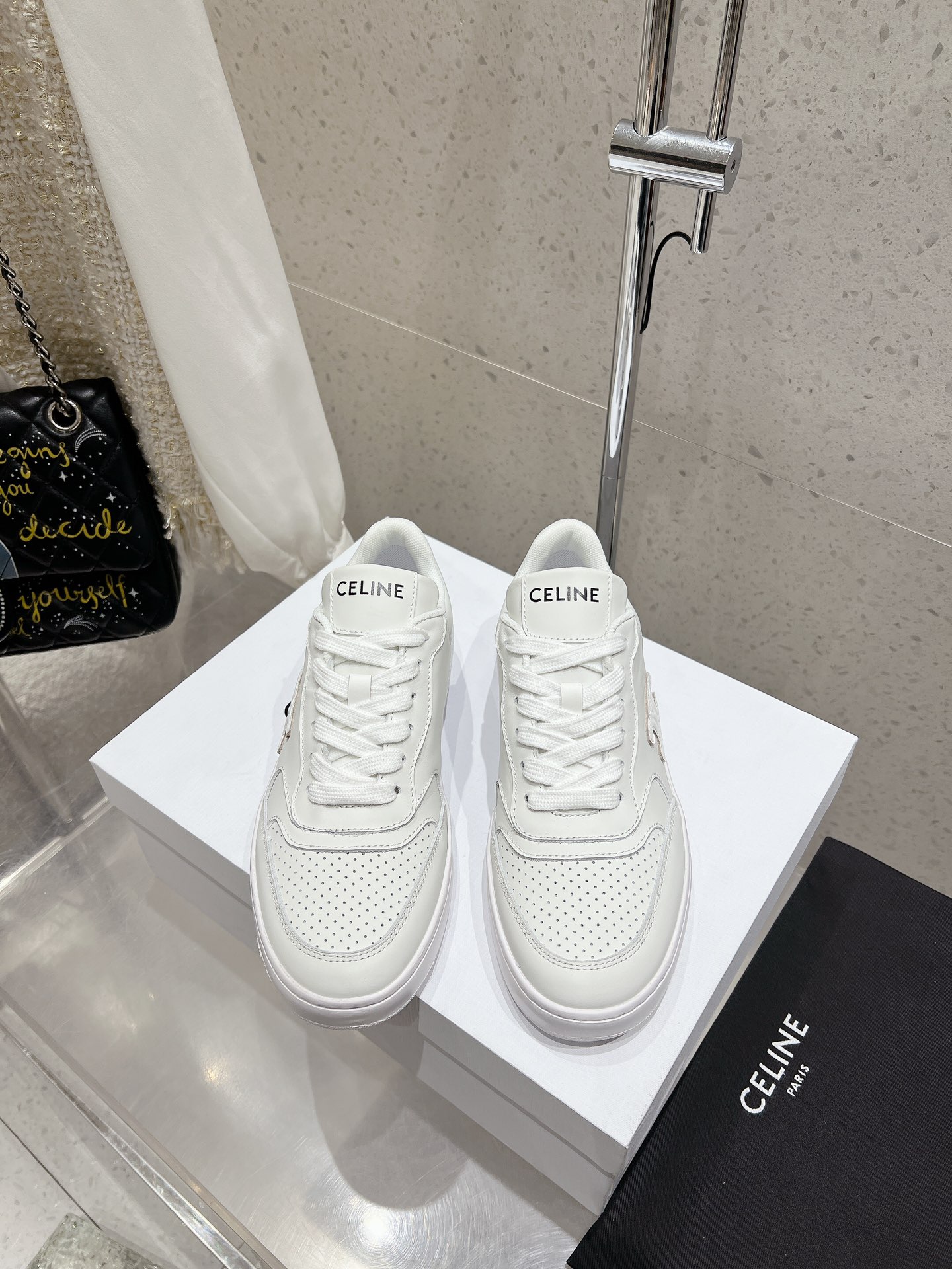 NO:172251,Couple style thin-soled men's 10 Silin's new white shoes Following Celine panda shoes, new color schemes are launched. The overall design is simple and classic color scheme. The CELINE HOMME CELINE new TRAINER series that can be closed. In addition to the classic black and white colors, the blue and red colors are even more amazing!  Song Weilong, Mika, Wu Yuheng, and Ding Yuxi show their personal outfits in a casual manner, interpreting the street pace. CELINE Silin's brand new iconic CELINE LOGO embossed straps with vibrant colors. Xu Weizhou and Liang Jingkang perform freely, freeze-format vitality rhythm. Size35-45 couples style. Full set of counter synchronous gift box packaging!  ,casual shoes/sports shoes,celine,sneakers19860909情侣款薄底男10  思琳新款小白鞋 继Celine熊猫鞋 火爆推出新的配色版型 整体设计简约和经典配色 可以闭眼入的那种CELINE HOMME CELINE全新TRAINER系列 除经典黑白配色,蓝红配色更加绝绝子！ 宋威龙、米卡、吴宇恒、丁禹兮率性呈现个性穿搭, 诠释街头步调 CELINE思琳全新 标志性CELINE LOGO压纹绑带搭配活力色彩 许魏洲、梁靖康自在演绎,定格活力韵律 Size35-45情侣款 全套专柜同步礼盒包装！,休闲鞋/运动鞋,celine,sneakers,Women's Shoes