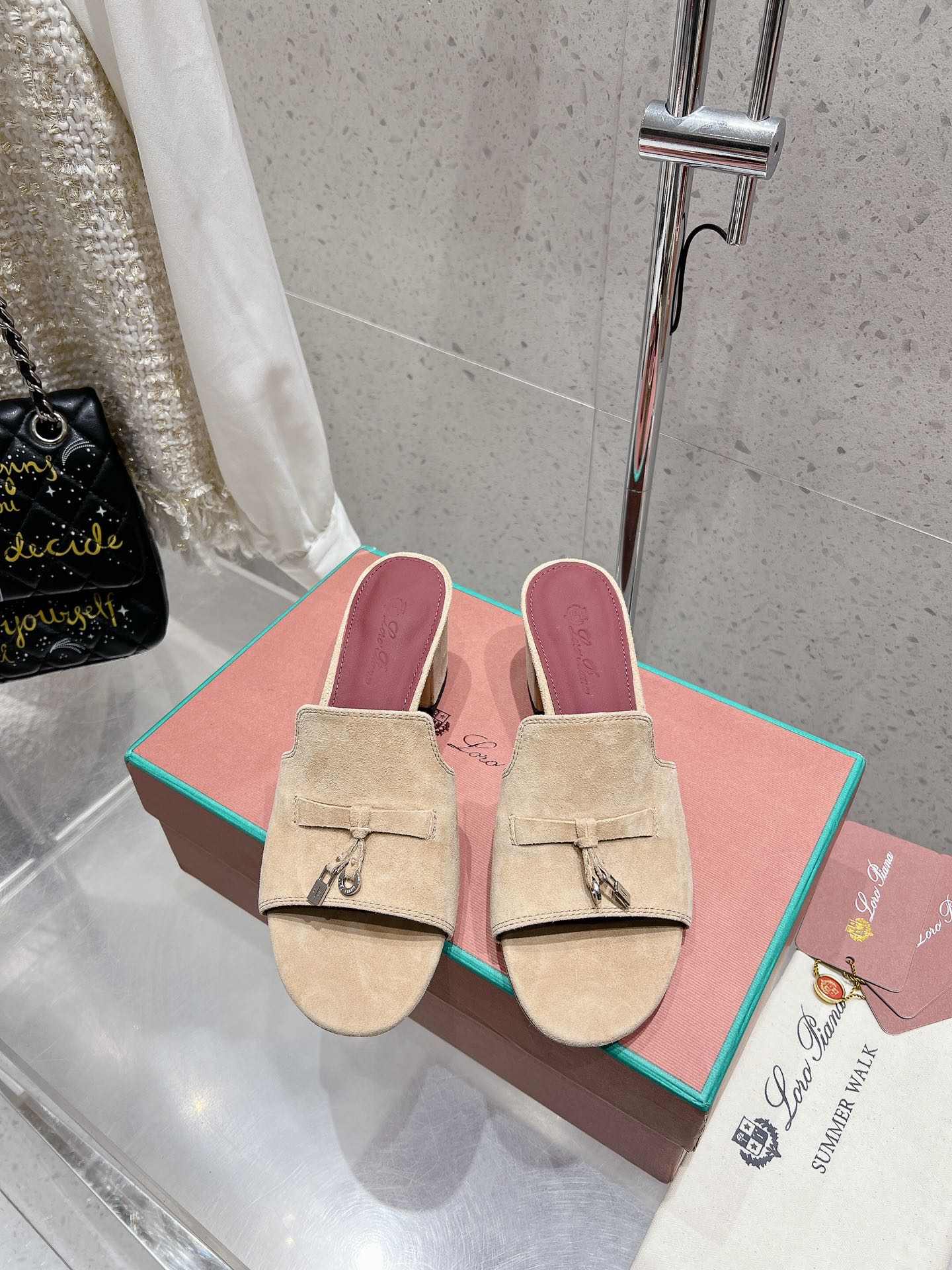 NO:163949,Loro Piana 25 Spring and Summer LP top version British gem pendant clip-in flat-soled slippers sandals. It turns out that this is the legendary foot sandals that won’t be tired even if they walk 20,000 steps. They will hold on to their appearance and feel. Once they walk on their feet, they will be completely lost~ The minimalist design is eye-catching, and the outfit is extra points. The soft foot feel is outstanding, and it won’t be polished. It’s nice to match it with soft and glutinous soles. It’s not tiring to wear it for a long time. Who can refuse a pair of versatile and beautiful loafers?  It’s simply too elegant, and you have both the feel and texture of your feet. The key is to make your legs look longer and not tired. The main one is just right!  The upper is made of imported delicate cashmere, the inner foot pad is full cashmere, the imported genuine leather sole from Italy Size: 35-40 (40 41 42 customized without return) With original packaging, slippers, loro piana, loro piana, loafers, sandals, slippers19860909Loro Piana 25春夏LP顶级版本英伦宝石吊坠夹脚平底拖鞋凉鞋 原来这就是传说走两万步都不会累脚的夹脚凉鞋把颜值和脚感都拿捏住了,上脚一走就会被彻底沦陷～极简的设计吸睛耐看,穿搭加分项呀 软乎乎的脚感质感出众,不会磨脚就很nice搭配软软糯糯的鞋底,日常通行久穿不累哦 谁能拒绝得了一双百搭又好看的乐福鞋呢？简直不要太气质,脚感和质感都拿捏,关键是显腿长不累脚,主打的就是一个刚刚好！ 鞋面采用进口细腻羊绒 内里垫脚全羊绒 意大利进口真皮鞋底 码数:35-40（40 41 42定做不退换） 配原版包装,拖鞋,loro piana,loro piana,loafers,sandals,slippers,Women's Shoes