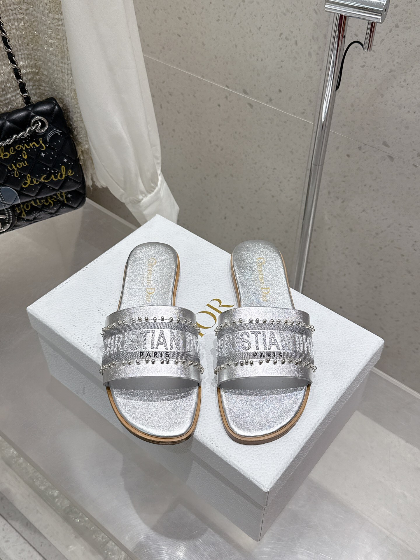 NO:163930,Top version Dior 2025 counter is newly released. Dior embroidered alphabet pearl slippers. The upper is embroidered with Miss Dior Graffiti pattern logo embroidered with Miss Dior Allover pattern leather insole. The leather sole is engraved with Christian Dior lucky star symbol size34-43 (customized by 34/40/41/42/43), slippers, dior, dior, slippers19860909顶级版本 Dior 2025专柜新出 迪奥刺绣字母珍珠拖鞋 鞋面饰以 Miss Dior Graffiti 图案标志刺绣 Miss Dior Allover 图案皮革内底 皮革鞋底镌刻有 Christian Dior 的幸运星符号 size34-43（34/40/41/42/43定做）,拖鞋,dior,dior,slippers,Women's Shoes