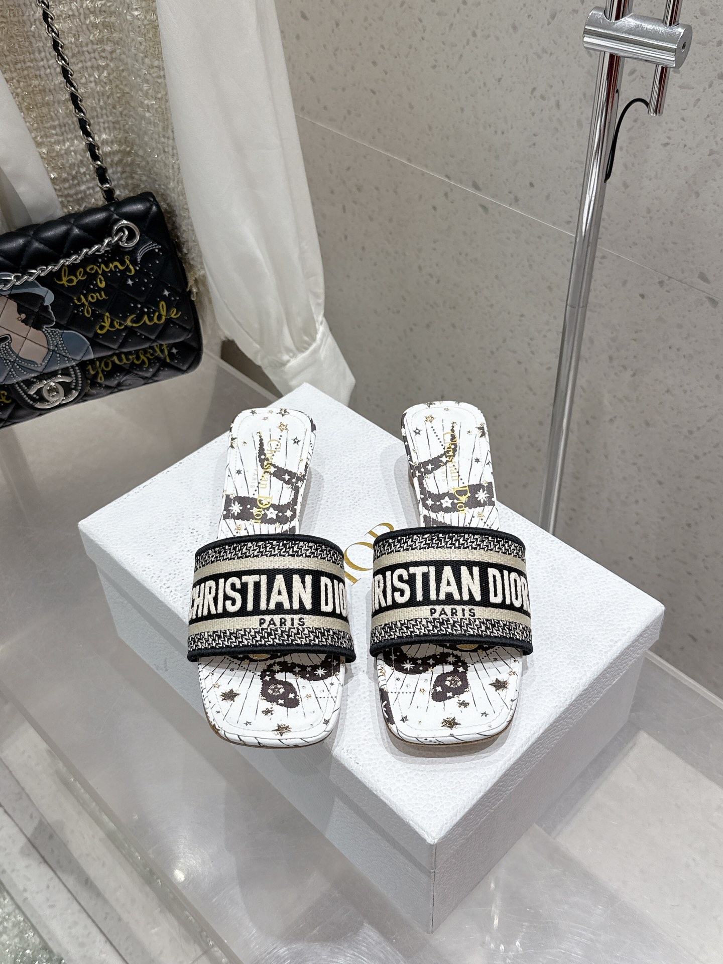NO:163933,Top version Embroidery style Flat 250 mid-heel Rhinestone style Flat 270 mid-heel 270 Dior 2025 counter is newly released Dior embroidered letter slippers Upper embroidered with Miss Dior Graffiti pattern logo embroidered Miss Dior Allover pattern leather insole The leather sole is engraved with Christian Dior lucky star symbol size34-43 (customized for 34/40/41/42/43), slippers, dior, dior, slippers19860909顶级版本 刺绣款 平底250 中跟 水钻款 平底270 中跟270 Dior 2025专柜新出 迪奥刺绣字母拖鞋 鞋面饰以 Miss Dior Graffiti 图案标志刺绣 Miss Dior Allover 图案皮革内底 皮革鞋底镌刻有 Christian Dior 的幸运星符号 size34-43（34/40/41/42/43定做）,拖鞋,dior,dior,slippers,Women's Shoes