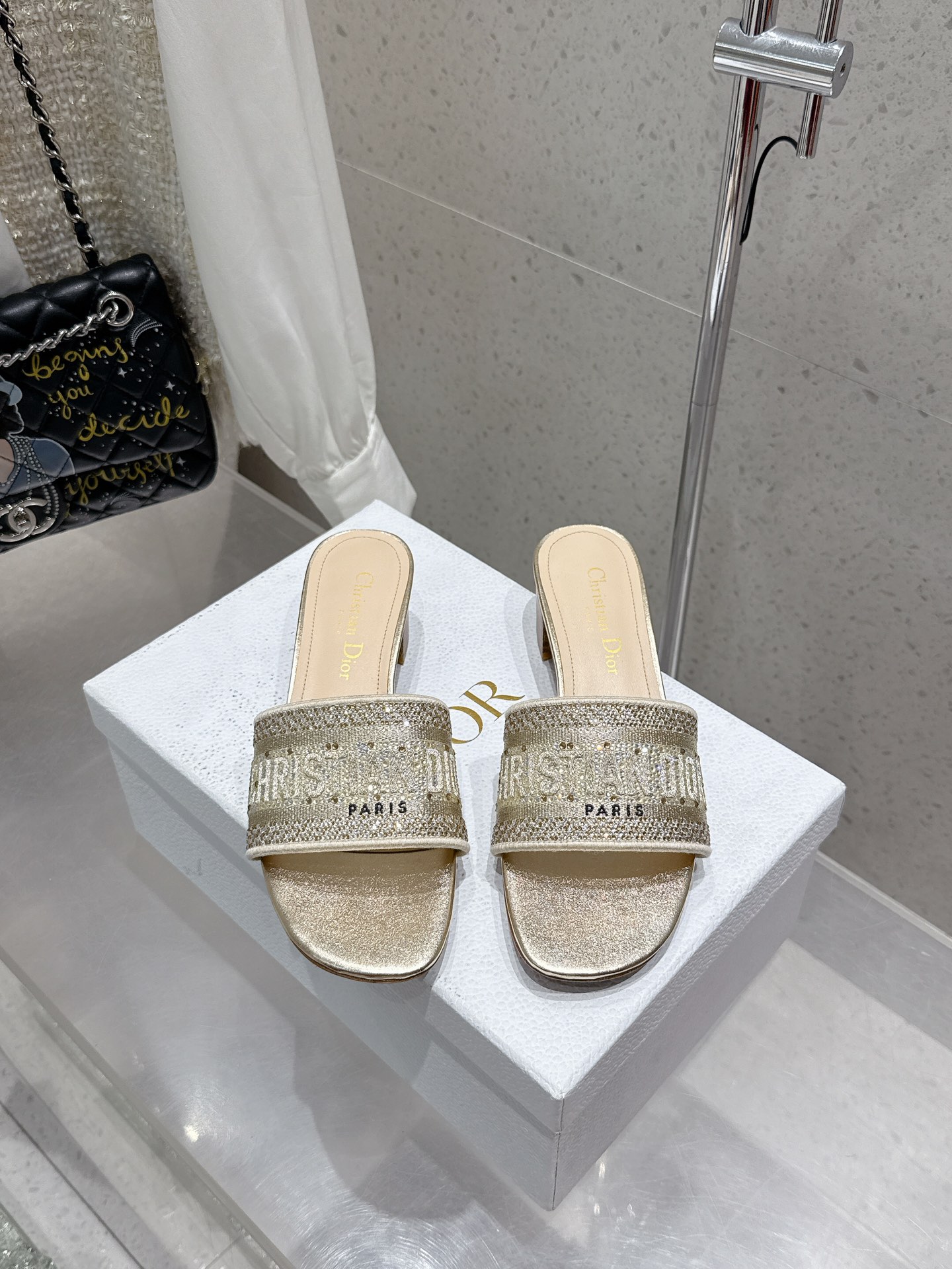 NO:163936,Top version Embroidery style Flat 250, mid-heel 260, rhinestone style Flat 300, mid-heel Dior 2025 counter is newly released Dior embroidered letter slippers Upper embroidered with Miss Dior Graffiti pattern logo embroidered with Miss Dior Allover pattern leather insole The leather sole is engraved with Christian Dior lucky star symbol size34-43 (customized for 34/40/41/42/43), slippers, dior, dior, slippers19860909顶级版本 刺绣款 平底250 中跟260 水钻款 平底 中跟 Dior 2025专柜新出 迪奥刺绣字母拖鞋 鞋面饰以 Miss Dior Graffiti 图案标志刺绣 Miss Dior Allover 图案皮革内底 皮革鞋底镌刻有 Christian Dior 的幸运星符号 size34-43（34/40/41/42/43定做）,拖鞋,dior,dior,slippers,Women's Shoes