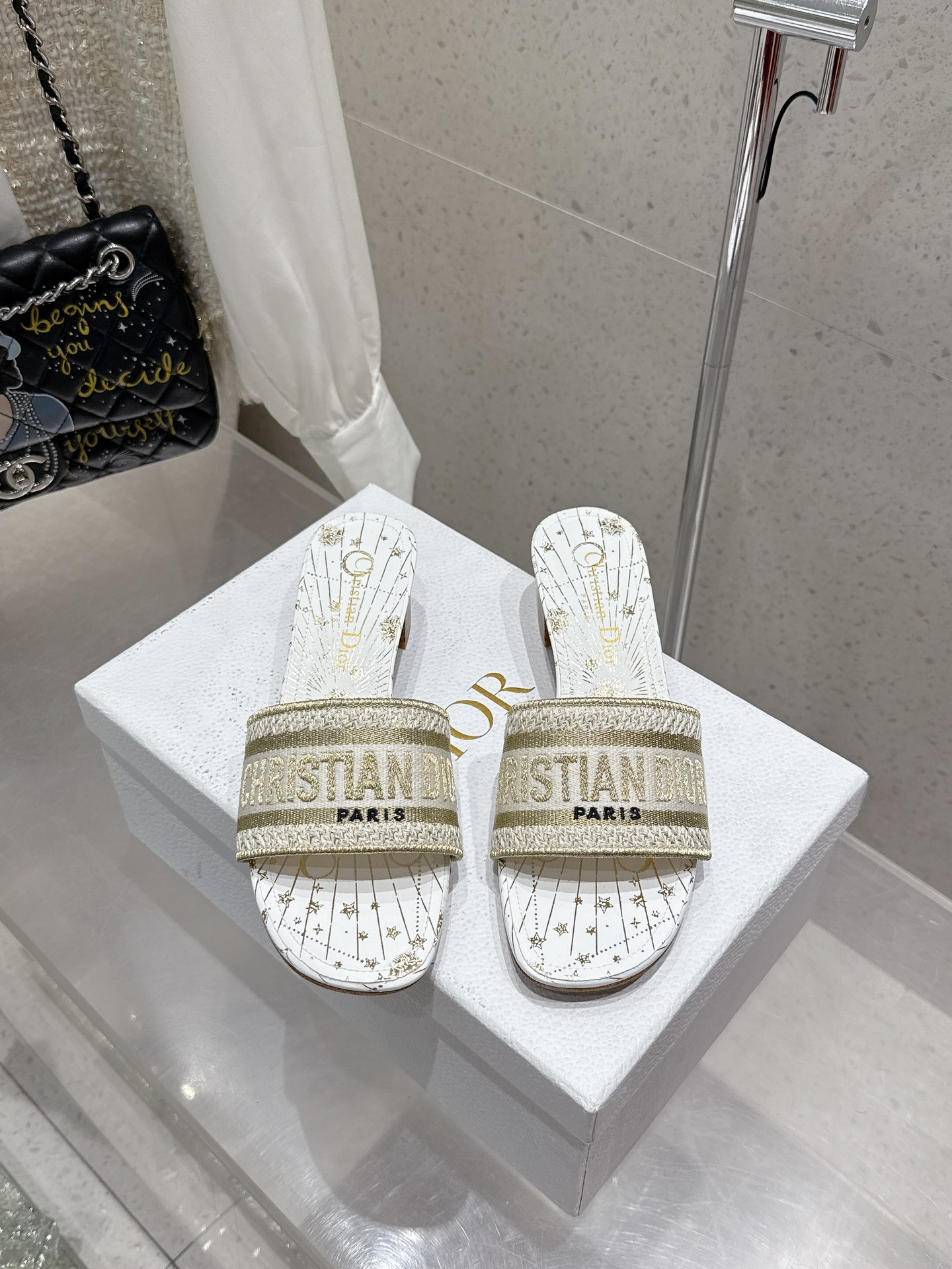 NO:163939,Top version Embroidery style Flat 250 mid-heel Rhinestone style Flat 270 mid-heel 270 Dior 2025 counter is newly released Dior embroidered letter slippers Upper embroidered with Miss Dior Graffiti pattern logo embroidered Miss Dior Allover pattern leather insole The leather sole is engraved with Christian Dior lucky star symbol size34-43 (customized for 34/40/41/42/43), slippers, dior, dior, slippers19860909顶级版本 刺绣款 平底250 中跟 水钻款 平底270 中跟270 Dior 2025专柜新出 迪奥刺绣字母拖鞋 鞋面饰以 Miss Dior Graffiti 图案标志刺绣 Miss Dior Allover 图案皮革内底 皮革鞋底镌刻有 Christian Dior 的幸运星符号 size34-43（34/40/41/42/43定做）,拖鞋,dior,dior,slippers,Women's Shoes