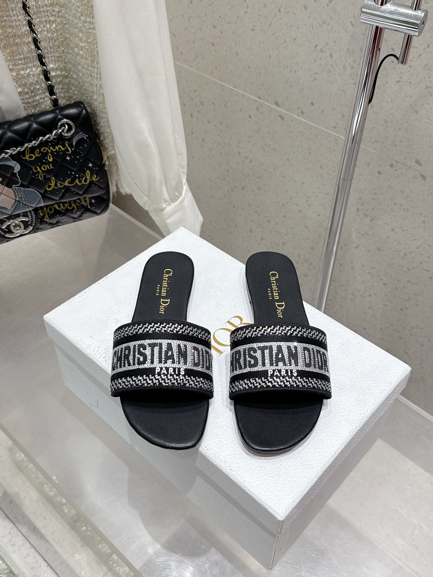 NO:163945,Top version Embroidery style Flat 250, mid-heel 260, rhinestone style Flat 300, mid-heel Dior 2025 counter is newly released Dior embroidered letter slippers Upper embroidered with Miss Dior Graffiti pattern logo embroidered with Miss Dior Allover pattern leather insole The leather sole is engraved with Christian Dior lucky star symbol size34-43 (customized for 34/40/41/42/43), slippers, dior, dior, slippers19860909顶级版本 刺绣款 平底250 中跟260 水钻款 平底 中跟 Dior 2025专柜新出 迪奥刺绣字母拖鞋 鞋面饰以 Miss Dior Graffiti 图案标志刺绣 Miss Dior Allover 图案皮革内底 皮革鞋底镌刻有 Christian Dior 的幸运星符号 size34-43（34/40/41/42/43定做）,拖鞋,dior,dior,slippers,Women's Shoes