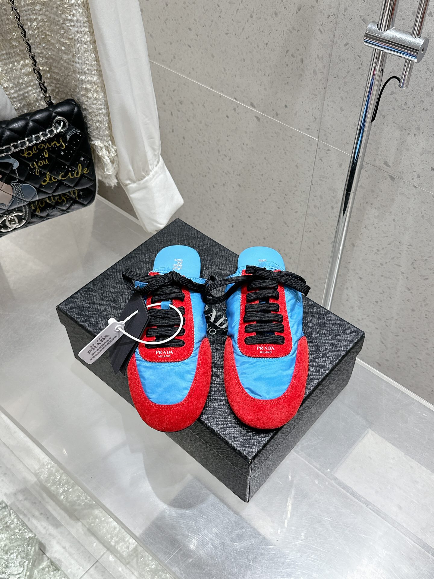 NO:264440,Prada Prada's new semi-trailed training shoes. The suede on the upper has a texture, wrapped in sheepskin inside, soft and glutinous. The insole is thickened lambskin, which is extremely comfortable to put on, supports and is wrapped well. The shoe shape is full of wrapping, light and easy to wear. A practical casual shoe that looks tall and long legs!  White is clean and refreshing, needed all year round, and can be easily controlled with skirts and pants. Upper imported suede/original molded fabric, inner sheepskin, outsole rubber sole!  Size women 35-41 (female 40 41 customized, no return or exchange), casual shoes/sports shoes semi-trailer, prada, prada, sneakers, skirts, sheepskin, chamois leather19860909代购级 Prada 普拉达新款半拖德训鞋 鞋面麂皮有肌理感,内里羊皮包裹,软软糯糯的 鞋垫加厚小羊皮,踩上去无比舒适,有支撑感,又包裹得很好的感觉 鞋型包裹感十足,轻便好穿 实用的一款休闲鞋,显高显大长腿！ 白色干净清爽,一年四季都需要,配裙子,裤子都能轻松驾驭  鞋面进口麂皮/原版开模布料 内里羊皮 大底橡胶大底！ Size女35-41（女40 41订做不退换）,休闲鞋/运动鞋半拖,prada,prada,sneakers,skirts,sheepskin,chamois leather,Women's Shoes