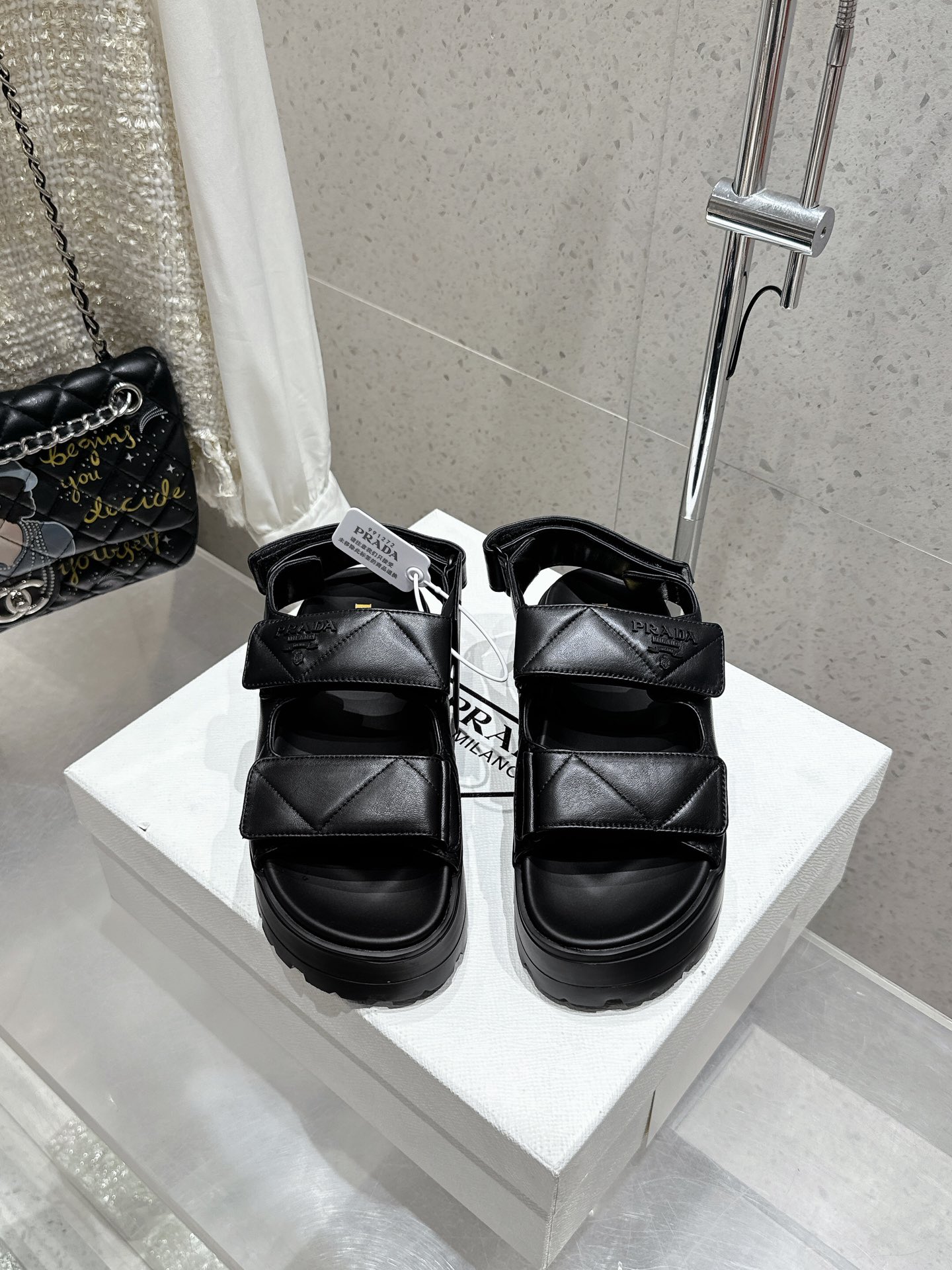 NO:264446,Slippers 285 Sandals Prada 2025 Spring and Summer New Slippers Sandals Velcro Sandals Latest catwalk, classic upgrades Comfort and fashionable coexist. Each color matches are good, design matches different styles. Original custom cowhide cowhide. Lift: Original custom sheepskin inner lining cowhide cowhide. Original open mold non-slip sole size: 35-41 (40 41 custom made without return or replacement), slippers sandals, prada, prada, sandals, slippers, cowhide, sheepskin19860909拖鞋285 凉鞋 Prada 普拉达2025春夏新款拖鞋凉鞋 魔术贴凉鞋 最新走秀款,经典升级 舒适度与时髦度并存 每个颜色搭配都好看,设计搭配不同风格需求 鞋面原版定制牛皮 内里: 原版定制羊皮内里 牛皮垫脚 大底原版开模防滑大底 码数: 35-41（40 41定做不退不换）,拖鞋凉鞋,prada,prada,sandals,slippers,cowhide,sheepskin,Women's Shoes