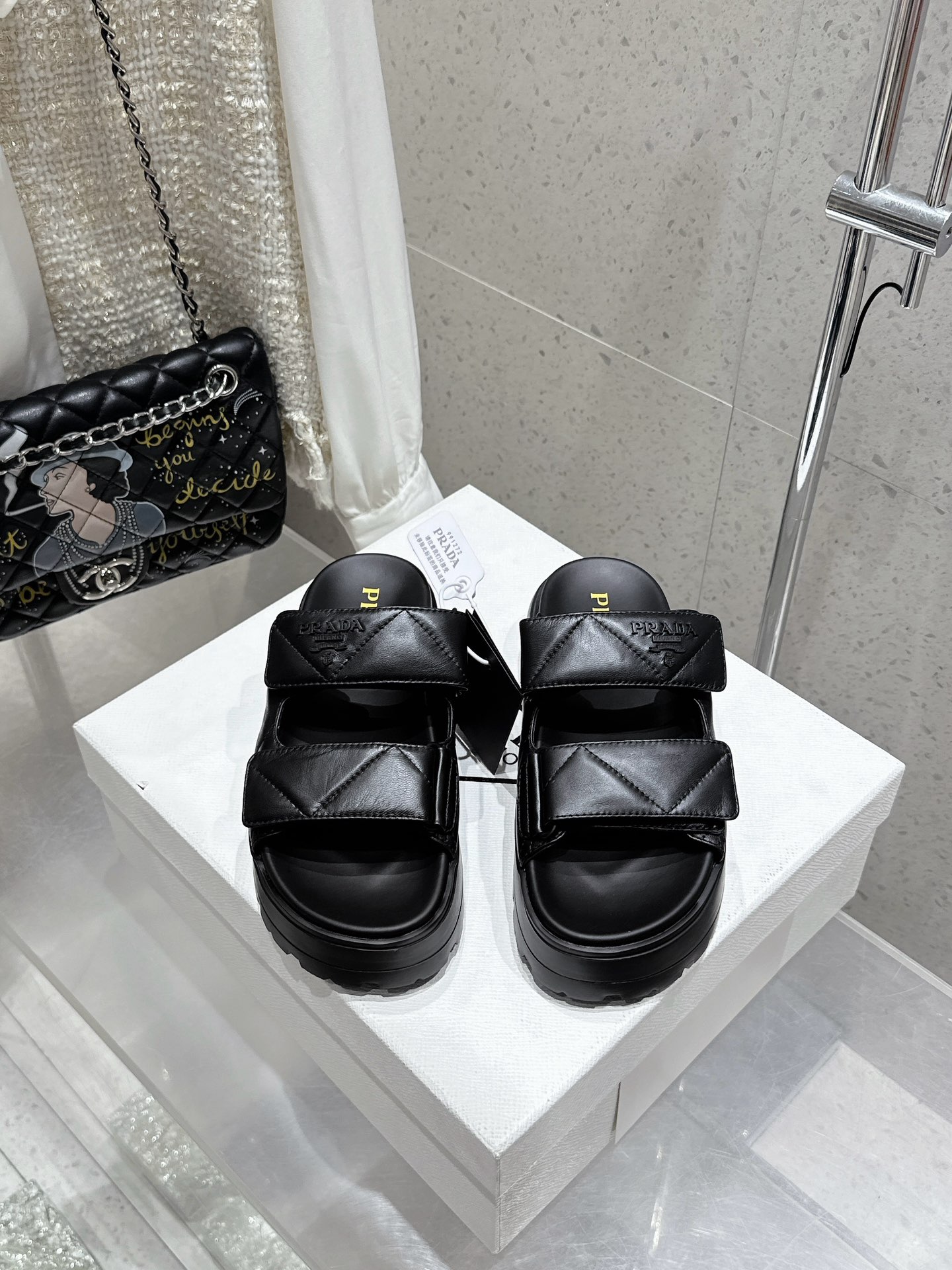 NO:264449,Slippers Sandals 295 Prada 2025 Spring and Summer New Slippers Sandals Velcro Sandals Latest catwalk, classic upgrades Comfort and fashionable coexist. Each color matches are good, design matches different styles. Original custom cowhide cowhide. Lift: Original custom sheepskin inner lining cowhide cowhide. Original open mold non-slip sole size: 35-41 (40 41 custom made without return or replacement), slippers sandals, prada, prada, sandals, slippers, cowhide, sheepskin19860909拖鞋 凉鞋295 Prada 普拉达2025春夏新款拖鞋凉鞋 魔术贴凉鞋 最新走秀款,经典升级 舒适度与时髦度并存 每个颜色搭配都好看,设计搭配不同风格需求 鞋面原版定制牛皮 内里: 原版定制羊皮内里 牛皮垫脚 大底原版开模防滑大底 码数: 35-41（40 41定做不退不换）,拖鞋凉鞋,prada,prada,sandals,slippers,cowhide,sheepskin,Women's Shoes