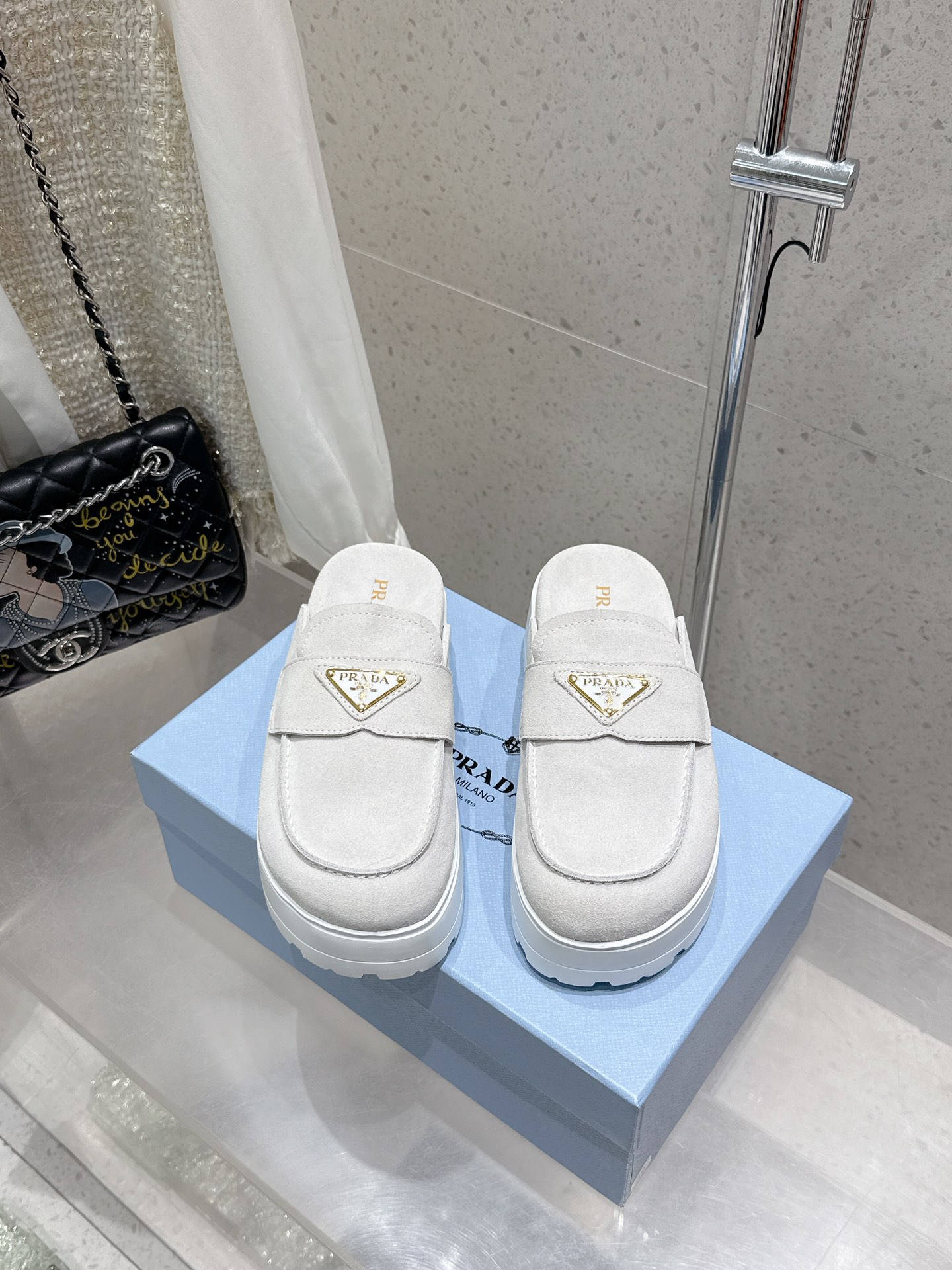 NO:264452,Prada 2025 spring and summer new thick-soled sandals, triangle buckle bread toe half-slippers, latest catwalk series, classic upgrades, coexistence of comfort and fashionableness, each color matches are good, design and matching different styles, original custom beef silhouettes, lining: original custom sheepskin lining, beef slippers, outsole foaming and non-slip sole, shoe size: 35-41 (40 41 custom made), semi-wrap, prada, prada, sandals, slippers, sheepskin19860909Prada 普拉达2025春夏新款厚底凉鞋 三角扣面包包头半拖鞋 最新走秀系列 经典升级 舒适度与时髦度并存 每个颜色搭配都好看,设计搭配不同风格需求 鞋面原版定制牛猄 内里: 原版定制羊皮内里 牛猄垫脚 大底发泡防滑大底 鞋码: 35-41（40 41定做）,半拖,prada,prada,sandals,slippers,sheepskin,Women's Shoes