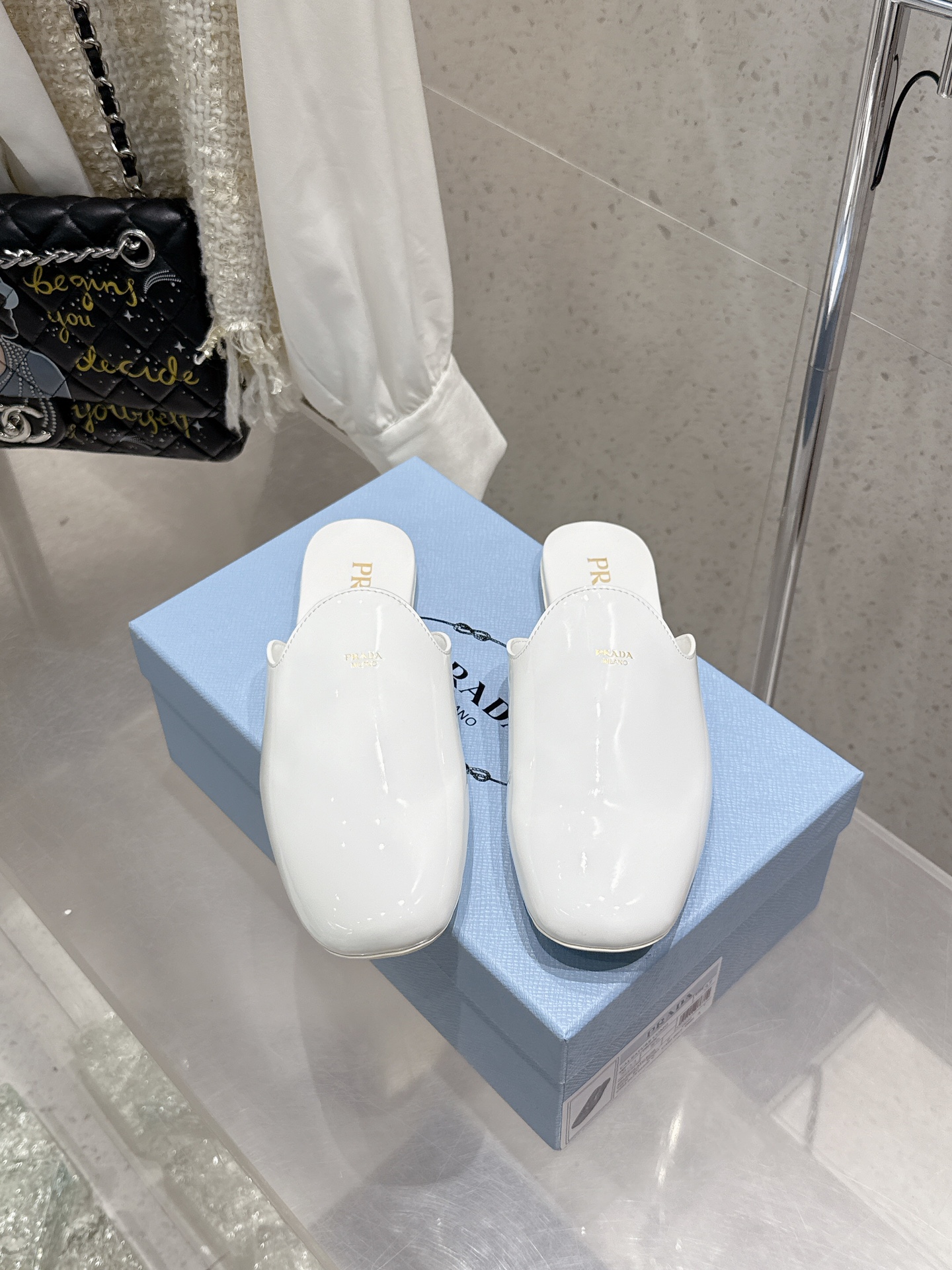 NO:239109,PRADA new product, new counter model Mary Zhen series is available, original custom-made cow patent leather private mold hardware buckle laser perforation process, inner lining, specific mixed-bred sheepskin inner lining, original mold opening leather outsole shoe size: 35-39 (40 customization, no return and exchange) The original counter full set of luxury packaging, semi-torque, prada, mary jane, sheepskin, Leather soles19860909PRADA 新品 专柜新款玛丽珍系列上新 鞋面原版定制牛漆皮私模五金扣激光穿孔工艺  内里特定混种羊皮内里 大底原版开模真皮大底 鞋码:35-39（40定制不退换） 原版专柜全套豪华包装,半拖,prada,mary jane,sheepskin,Leather soles,Women's Shoes