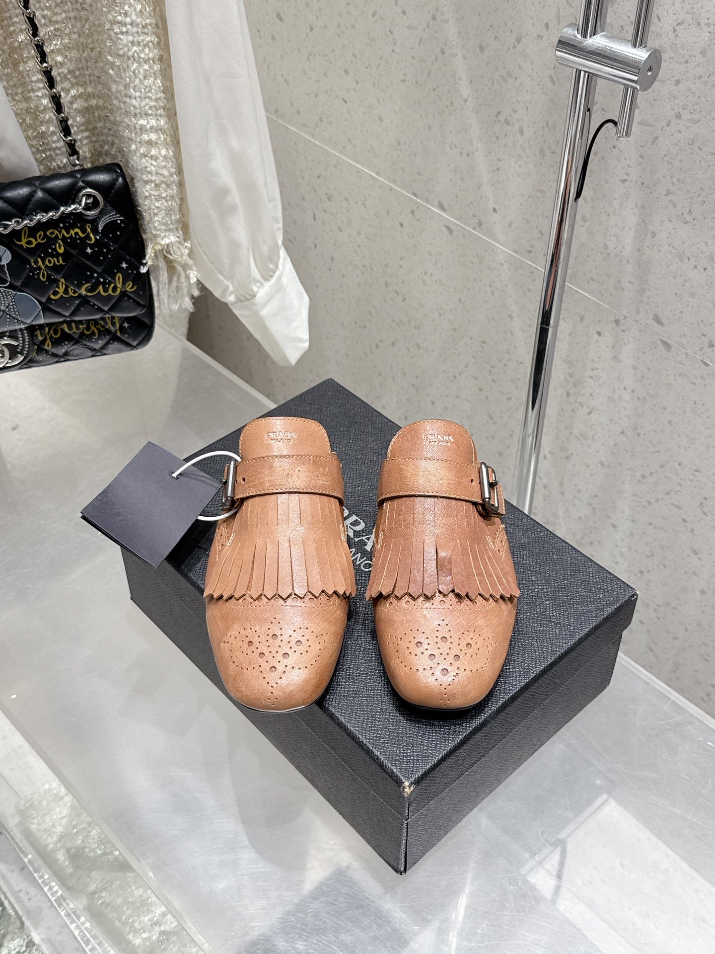 NO:239107,Top version of rada Prada 25Ss Spring and Summer Show new tassel retro loafers single shoes This shoe is intended to present a classic and retro style, combining masculine temperament and soft style, forming a binary contrast, highlighting the iconic style of the rada series. The tassels are refined with special handicrafts, and details such as buckles and block patterns show the traditional charm. A surprising reinterpretation breaks the routine and is reinterpreted. This shoe is rejuvenated with a more fashionable design. Imported calfskin upper, two-color waxing, inner sheepskin, original rubber sole, size 35-39 (40,41 custom-made, non-return and exchange), semi-trail, prada, prada, loafers, cowhide, sheepskin19860909顶级版 rada 普拉达 25Ss春夏走秀新款流苏复古乐福鞋单鞋 这款鞋履着意呈现经典与复古格调,兼具阳刚气质与柔美风情,形成二元对比,彰显rada系列的标志性风格.流苏采用特殊手工艺精制而成,扣带、布洛克花纹等细节展露传统魅力.打破常规而令人惊喜的重新演绎,这款鞋履以更加时尚的设计焕新亮相. 鞋面进口小牛皮 双色打蜡 内里羊皮内里 鞋底原版橡胶鞋底 码数35-39（40,41定制不退换）,半拖,prada,prada,loafers,cowhide,sheepskin,Women's Shoes