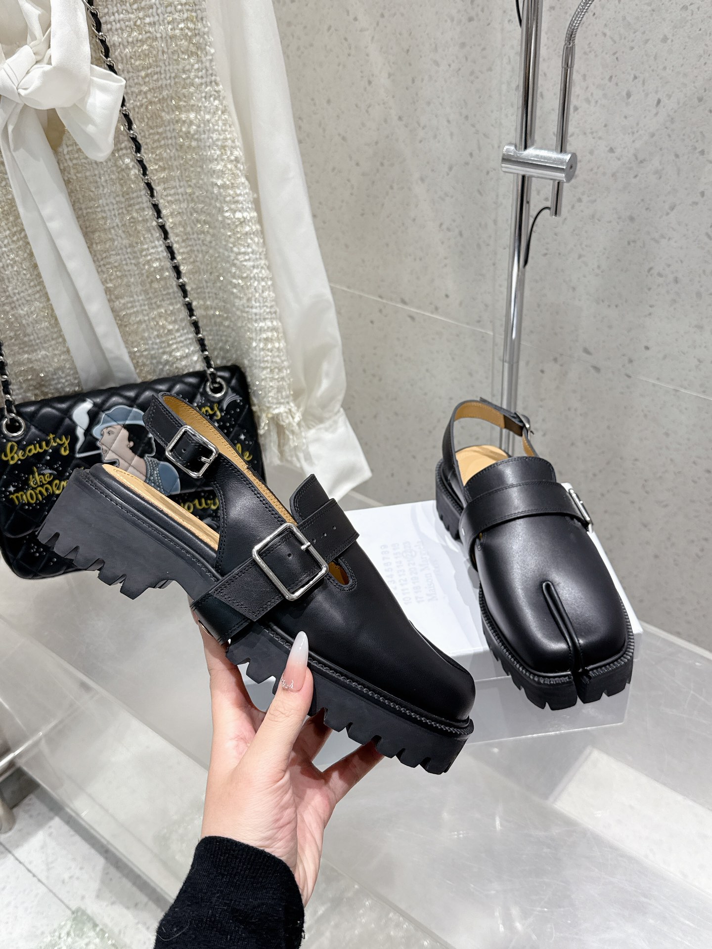 “Margiela Classic Toe Sandals: Original Import Oxin, Size 35-40, $750” - 图片 5