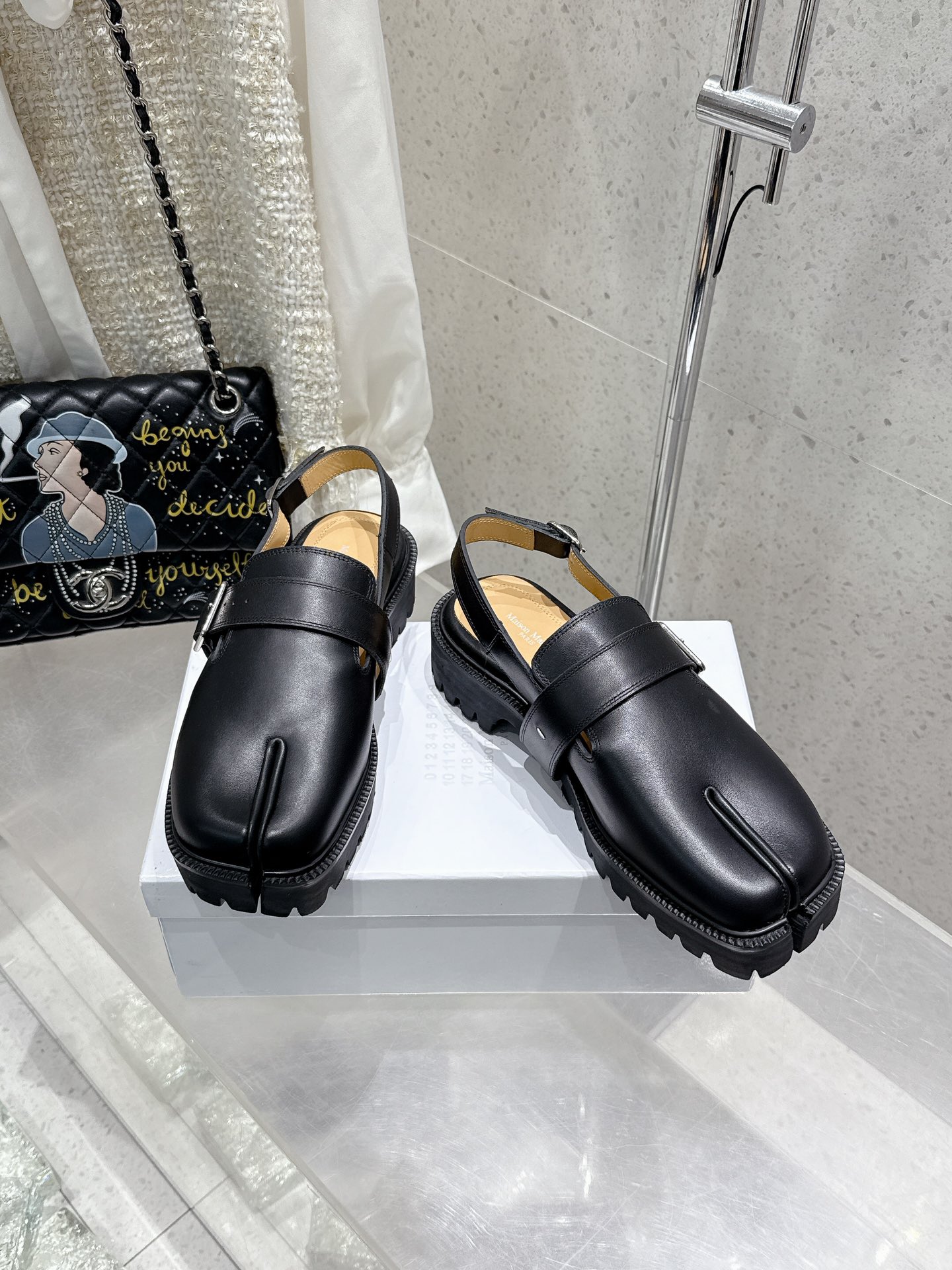 “Margiela Classic Toe Sandals: Original Import Oxin, Size 35-40, $750” - 图片 3