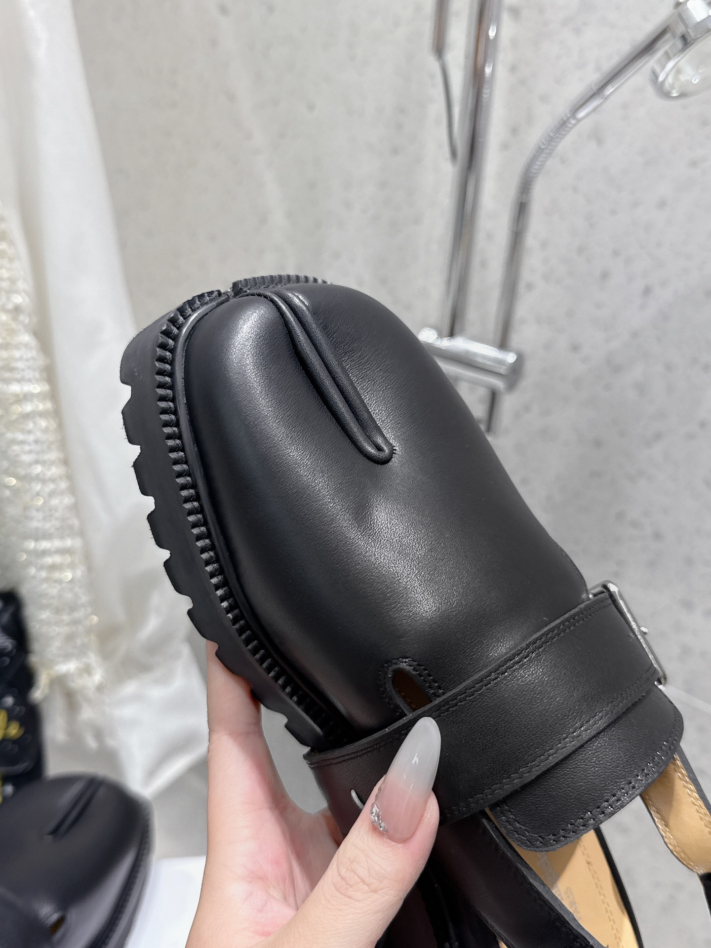 “Margiela Classic Toe Sandals: Original Import Oxin, Size 35-40, $750” - 图片 6
