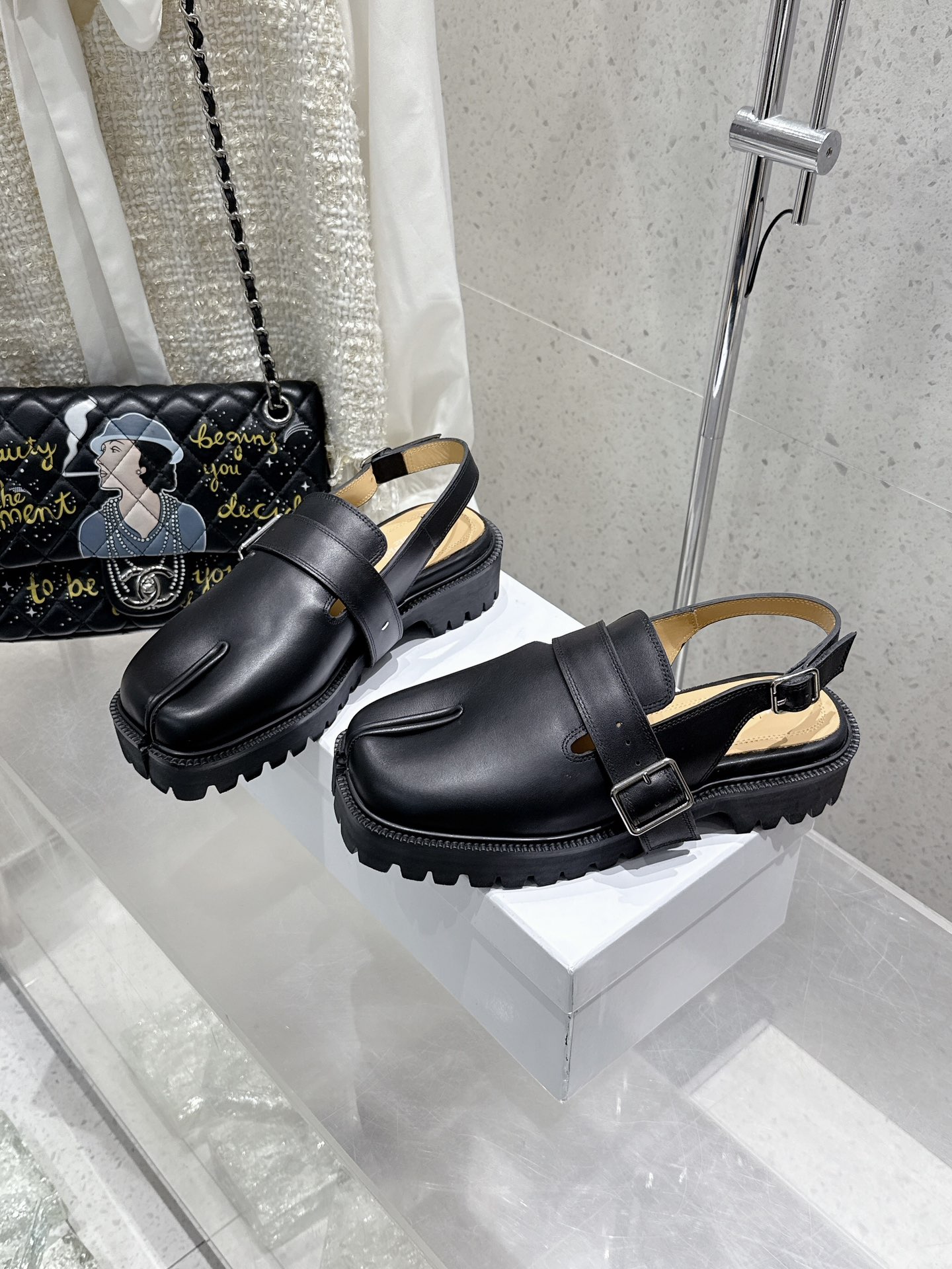 “Margiela Classic Toe Sandals: Original Import Oxin, Size 35-40, $750” - 图片 2