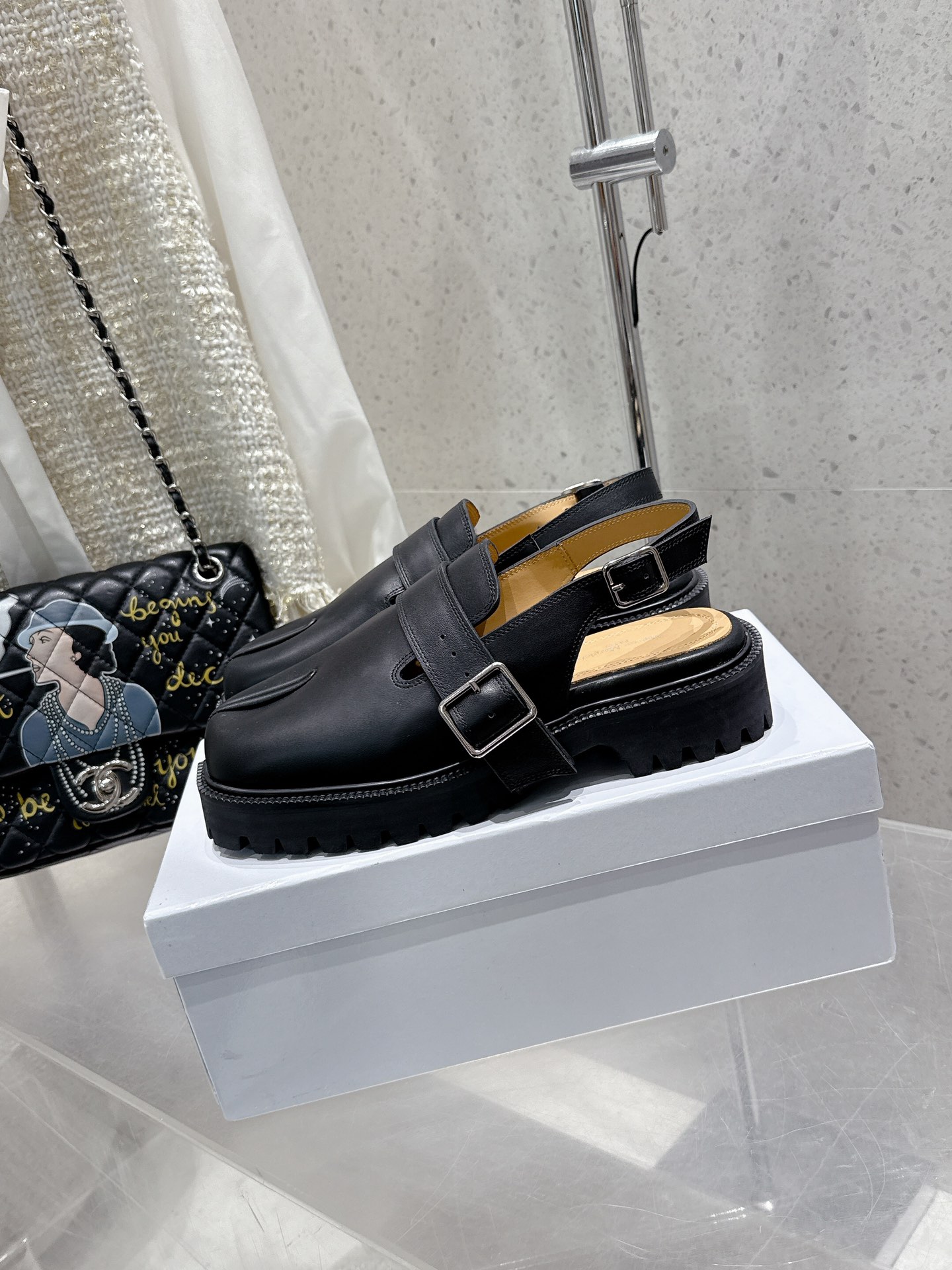 “Margiela Classic Toe Sandals: Original Import Oxin, Size 35-40, $750” - 图片 4