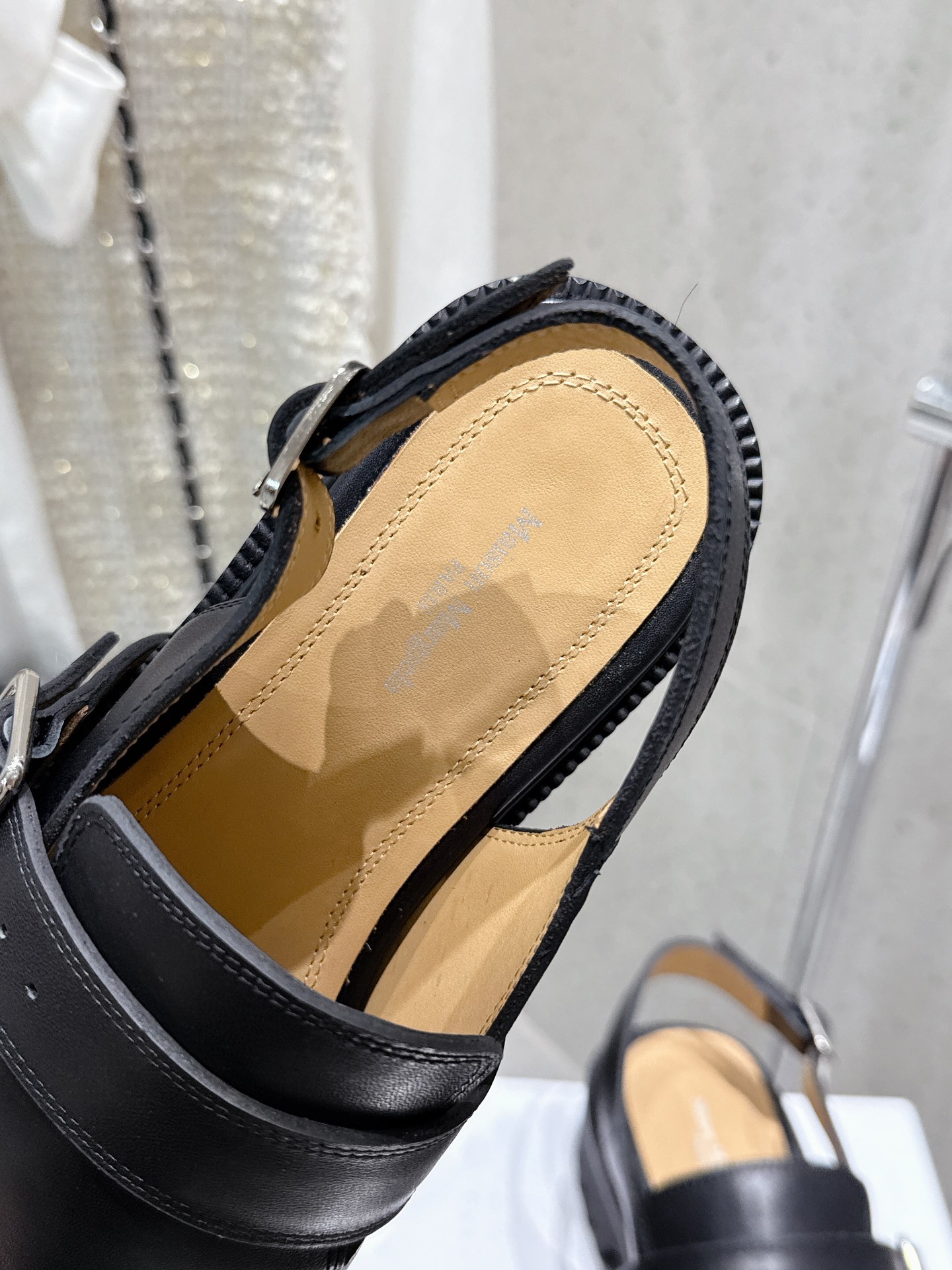 “Margiela Classic Toe Sandals: Original Import Oxin, Size 35-40, $750” - 图片 8