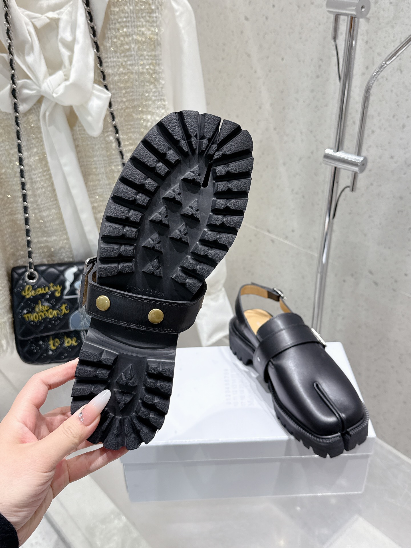 “Margiela Classic Toe Sandals: Original Import Oxin, Size 35-40, $750” - 图片 9