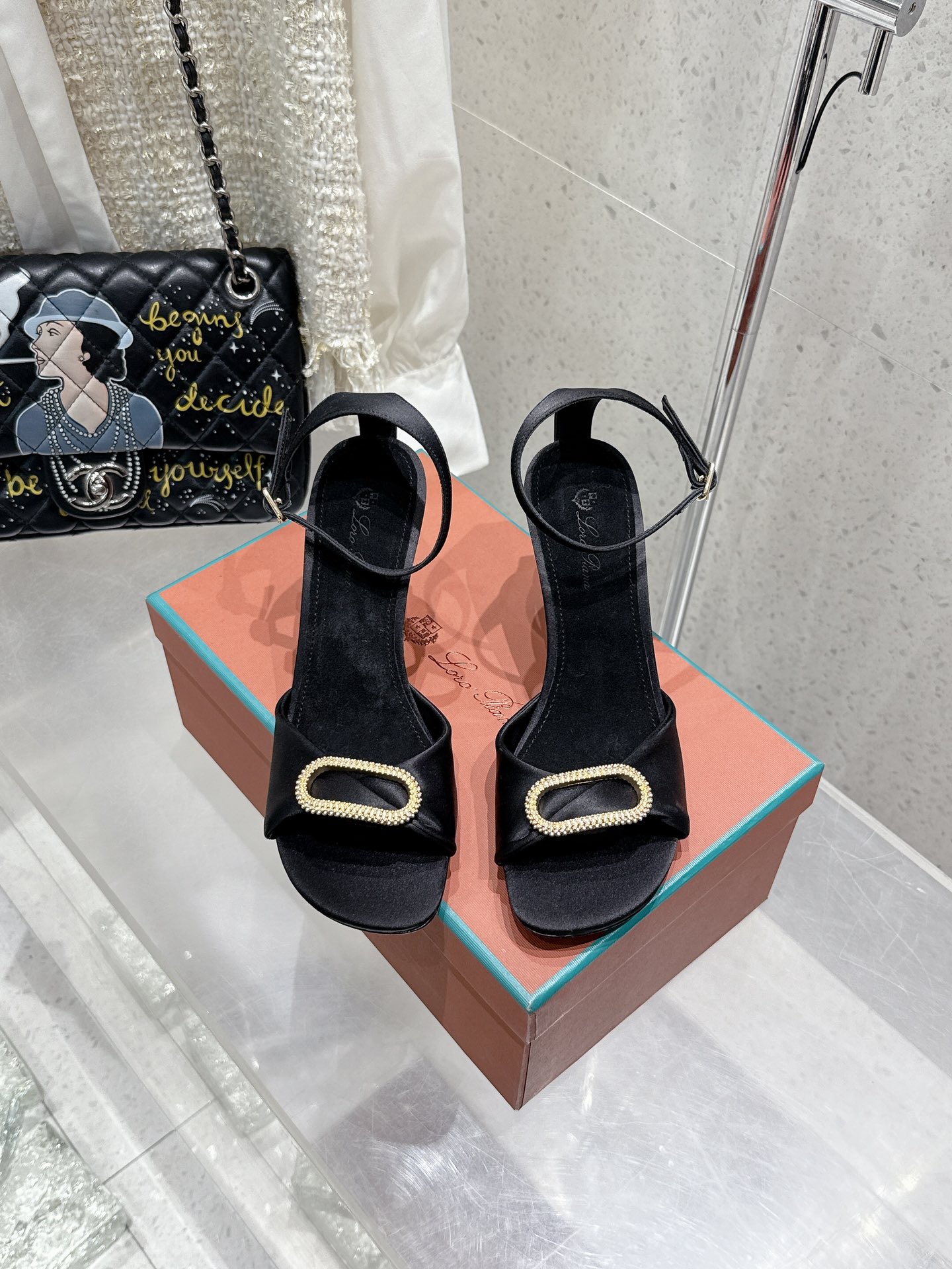 NO:264422,Loro Piana LP Leyou Pianya 2025ss Spring and Summer Witch Retro High Heel Sandals!  Original development, LP Italian top luxury brand, low-key luxury, designs are consistently solid colors, simple, clever details, fresh and refined!  If you don’t want to get a lot of models on the street, you can see this brand, Ins, and Xiaohongshu everywhere!  Original silk upper, inner footbed imported Yangjing Italian leather outsole Heel height 8.5cm Size 35-40 (40 41 customization), high heels sandals, loro piana, loro piana, sandals, high heels, real silk, sheep, Leather soles19860909Loro Piana LP 乐悠翩雅2025ss春夏女巫复古高跟凉鞋！ 原版开发,LP意大利顶级奢侈品牌 低调奢华 设计都是一贯纯色系 简单、细节巧妙、清新脱俗！ 不想满大街撞款的可以看看这个品牌、ins、小红书随处可见这个品牌的身影！ 鞋面原版真丝绸 内里垫脚进口羊京 意大利真皮大底 跟高8.5cm 码数35-40 (40 41定制）,高跟鞋凉鞋,loro piana,loro piana,sandals,high heels,real silk,sheep,Leather soles,Women's Shoes