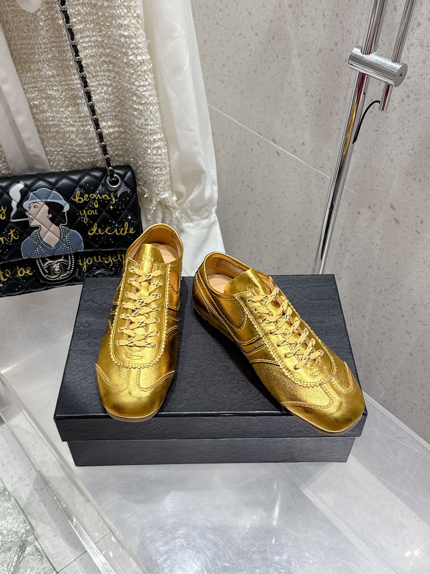 “Dries Van Noten Spring Sneakers: Innovative Design for Fashionable Runners” - 图片 3