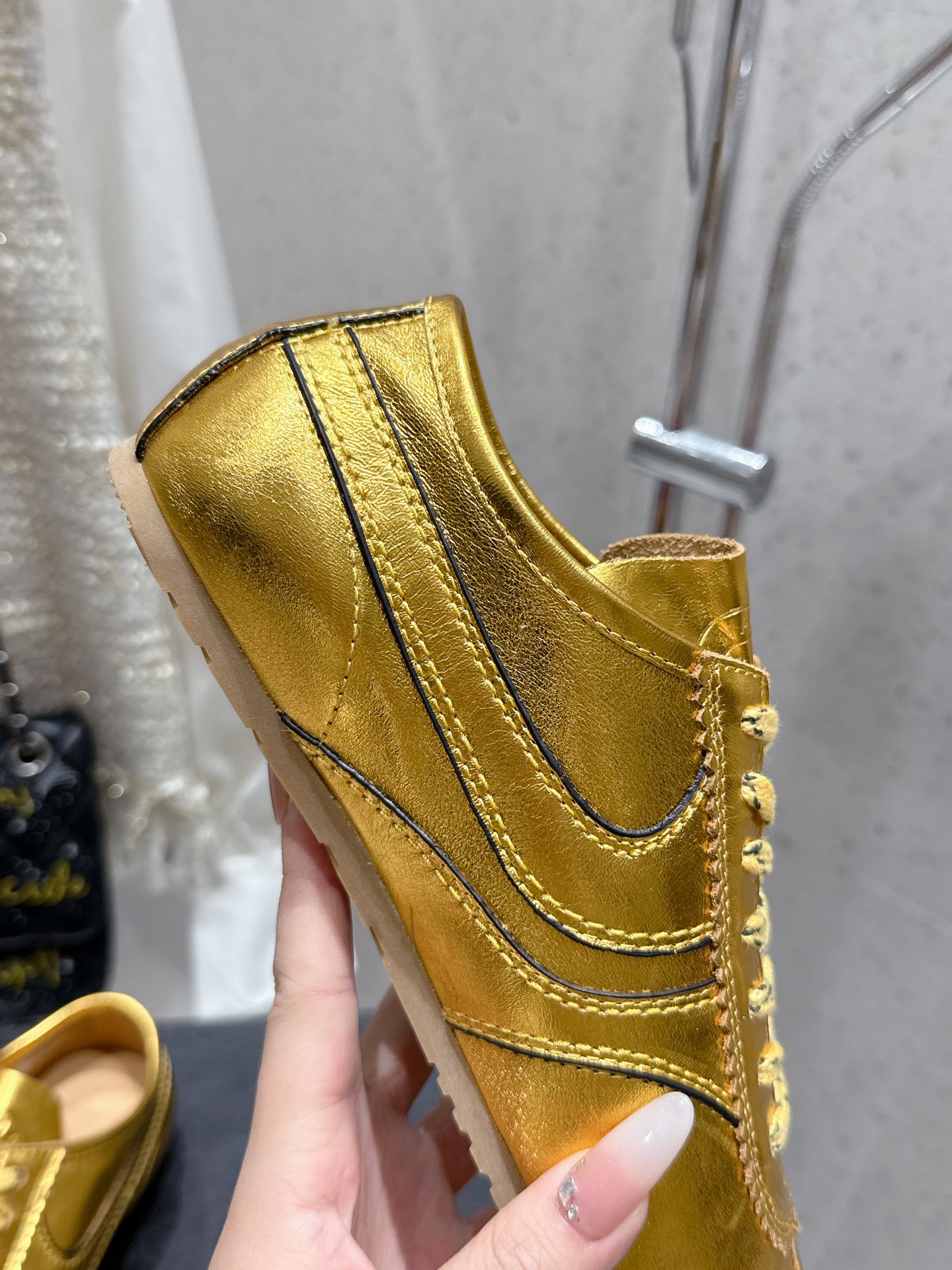 “Dries Van Noten Spring Sneakers: Innovative Design for Fashionable Runners” - 图片 8